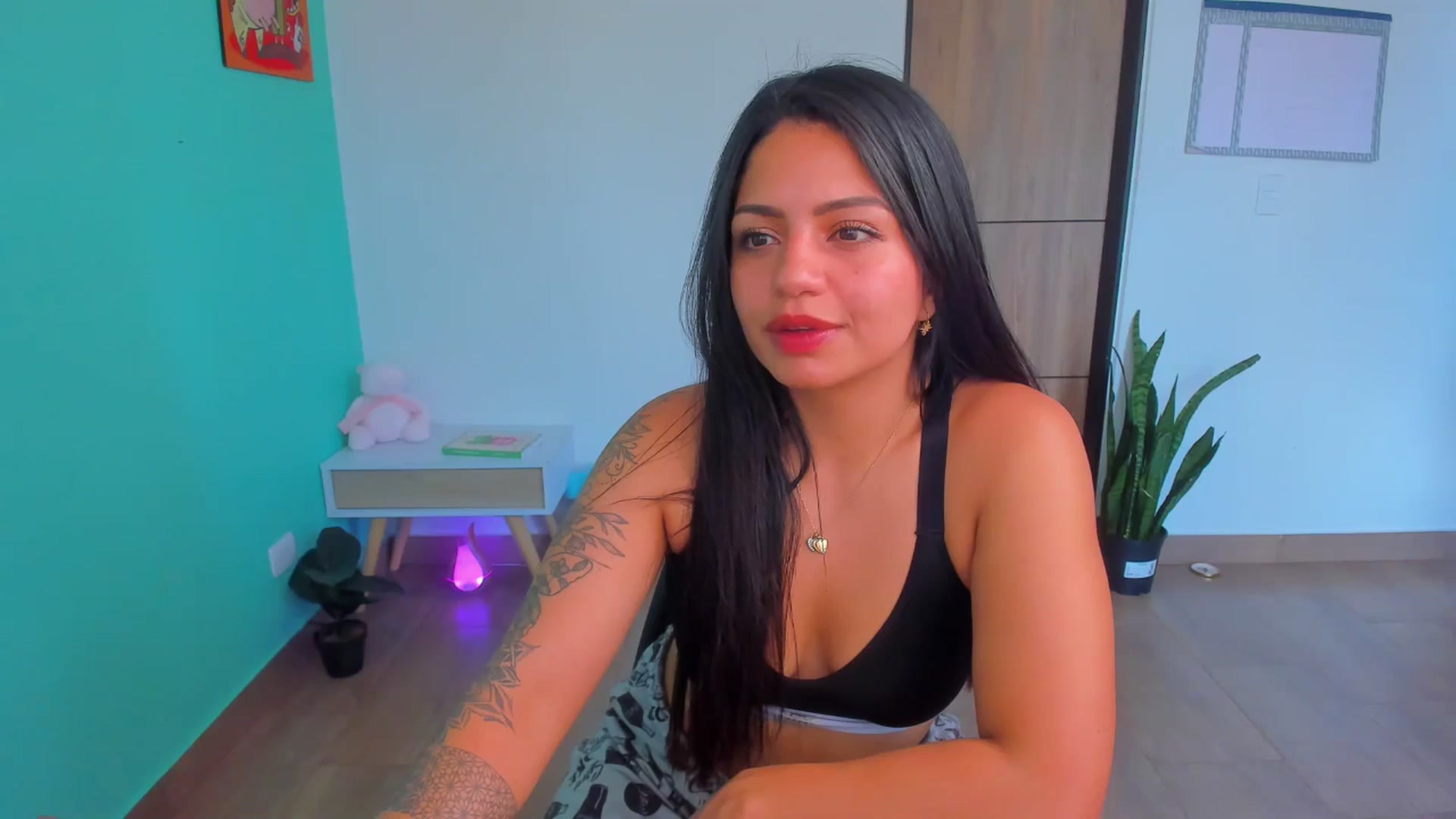 Gallery image thumbnail from SarishaLove's myfreecams stream on, 04/16/2025, 15:30 image 1 of 20