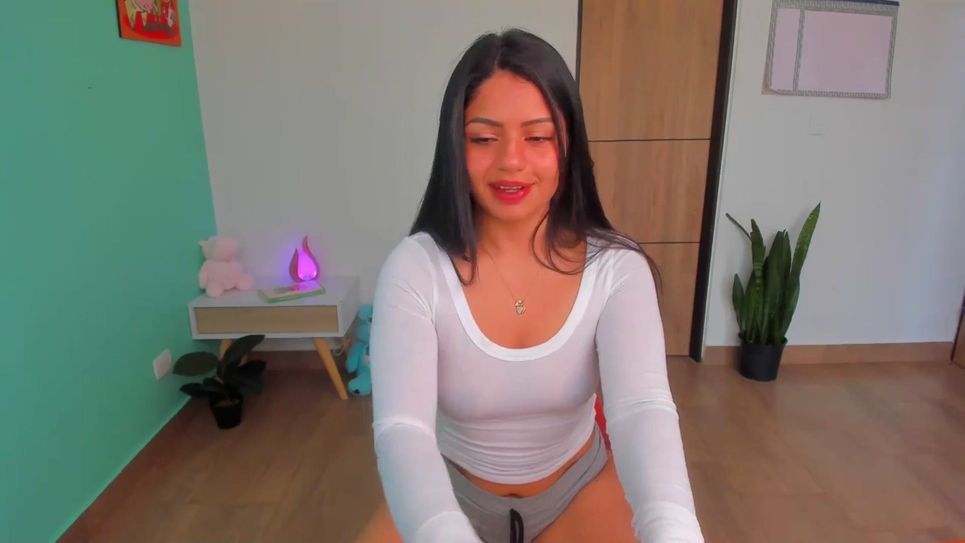Gallery image thumbnail from SarishaLove's myfreecams stream on, 04/20/2025, 15:10 image 9 of 20