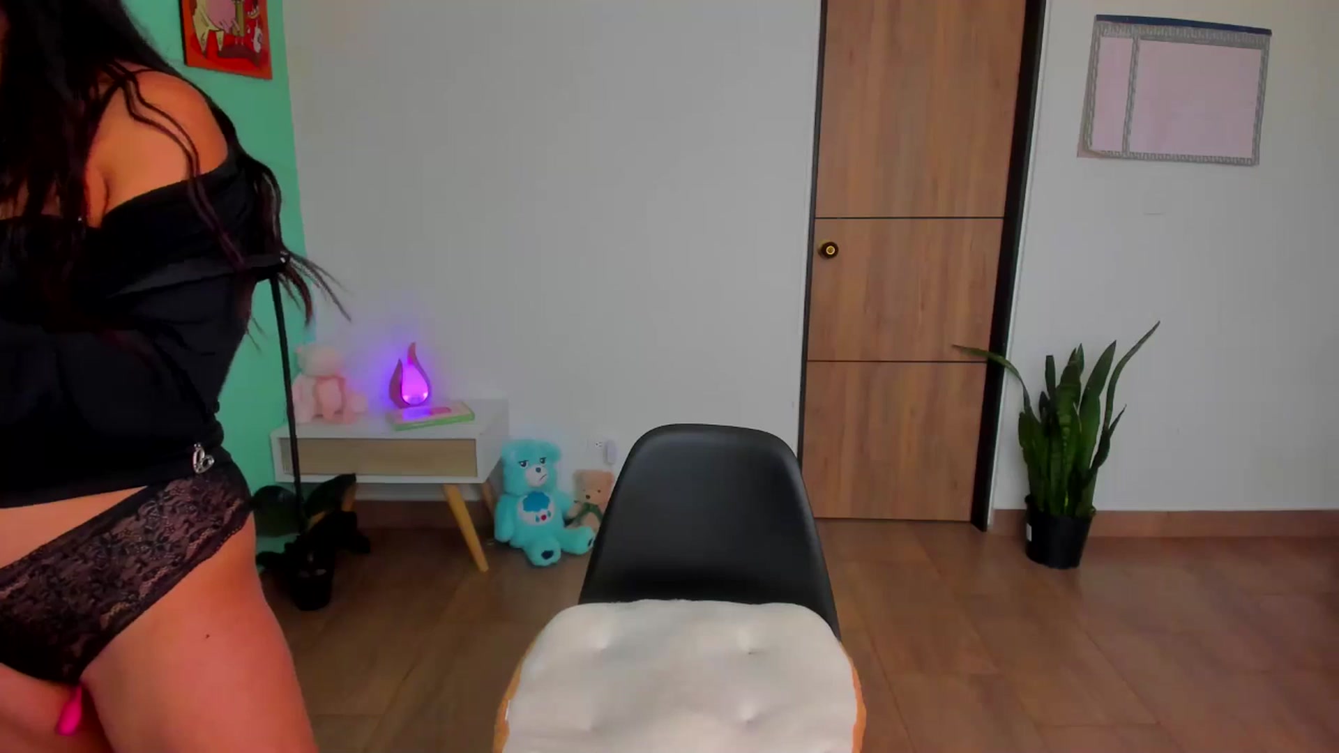 Gallery image thumbnail from SarishaLove's myfreecams stream on, 05/16/2025, 14:36 image 19 of 20