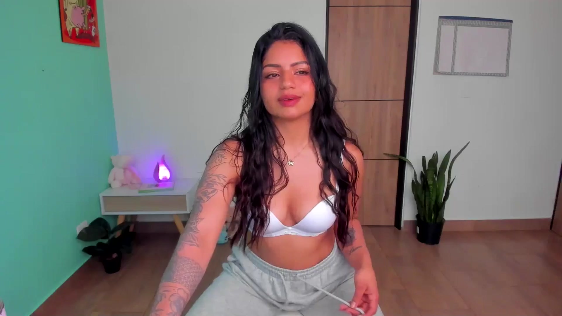 Gallery image thumbnail from SarishaLove's myfreecams stream on, 05/19/2025, 12:58 image 4 of 20