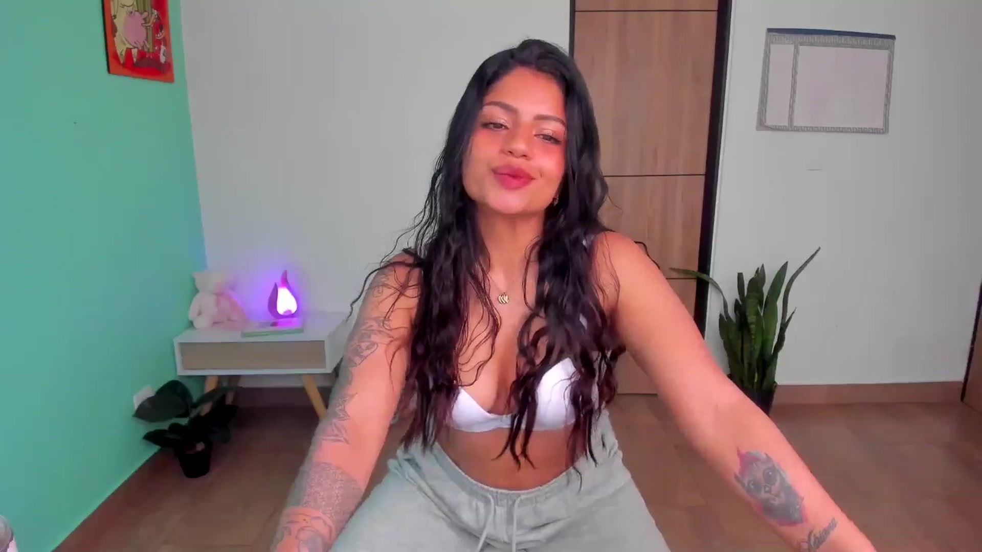 Gallery image thumbnail from SarishaLove's myfreecams stream on, 05/19/2025, 12:58 image 5 of 20