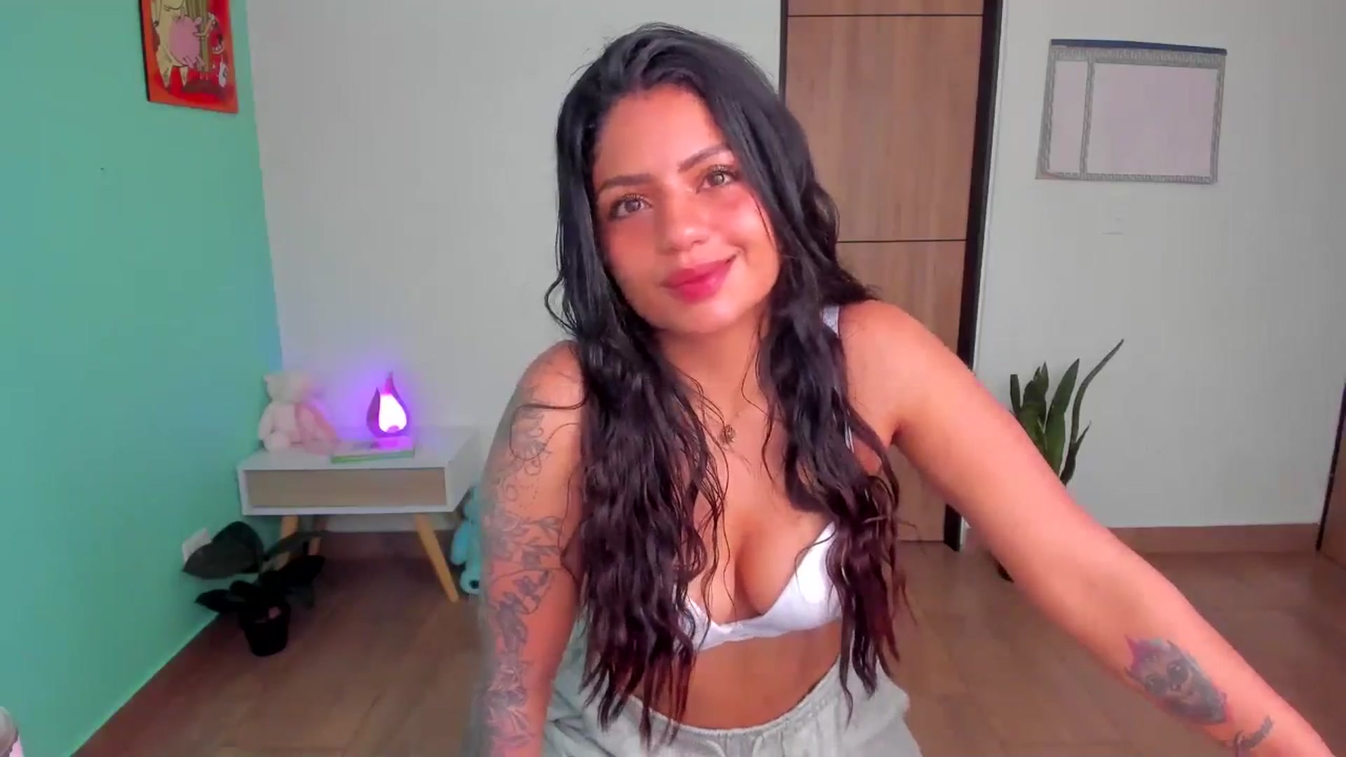 Gallery image thumbnail from SarishaLove's myfreecams stream on, 05/19/2025, 12:58 image 10 of 20