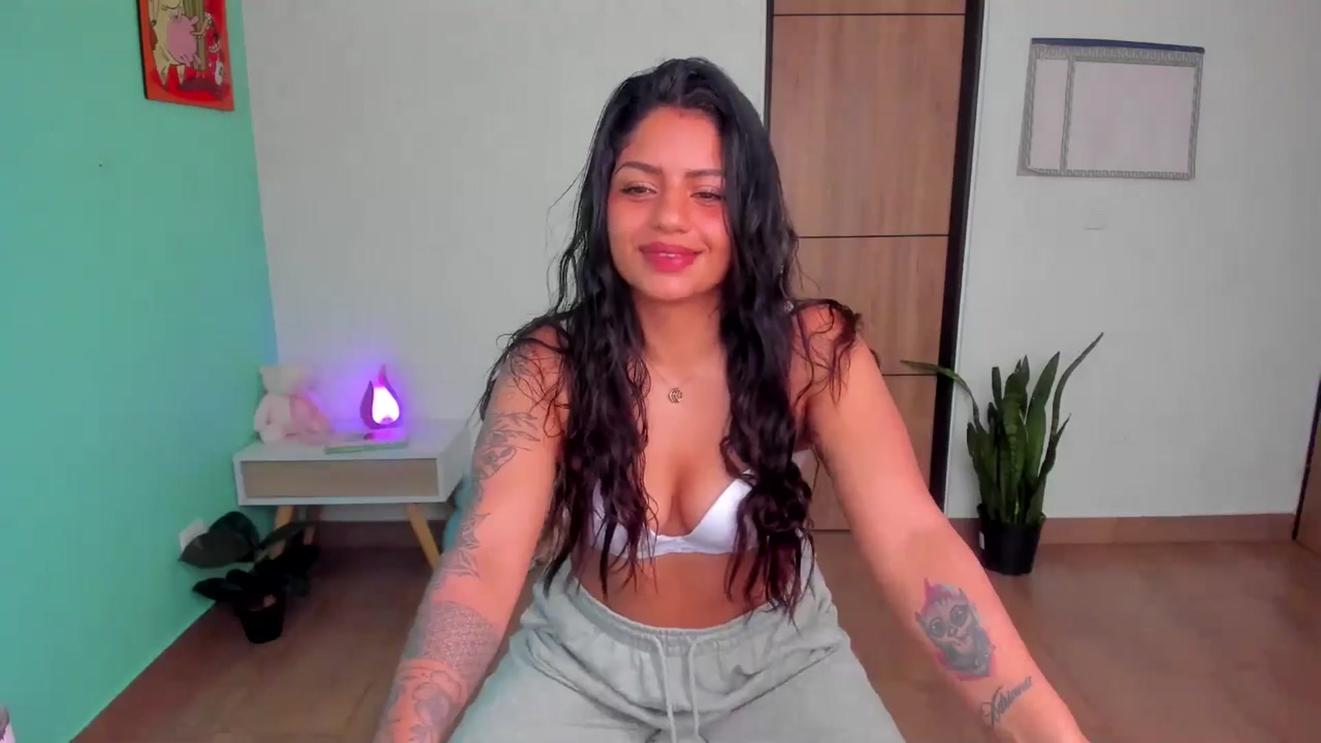 Gallery image thumbnail from SarishaLove's myfreecams stream on, 05/19/2025, 12:58 image 3 of 20
