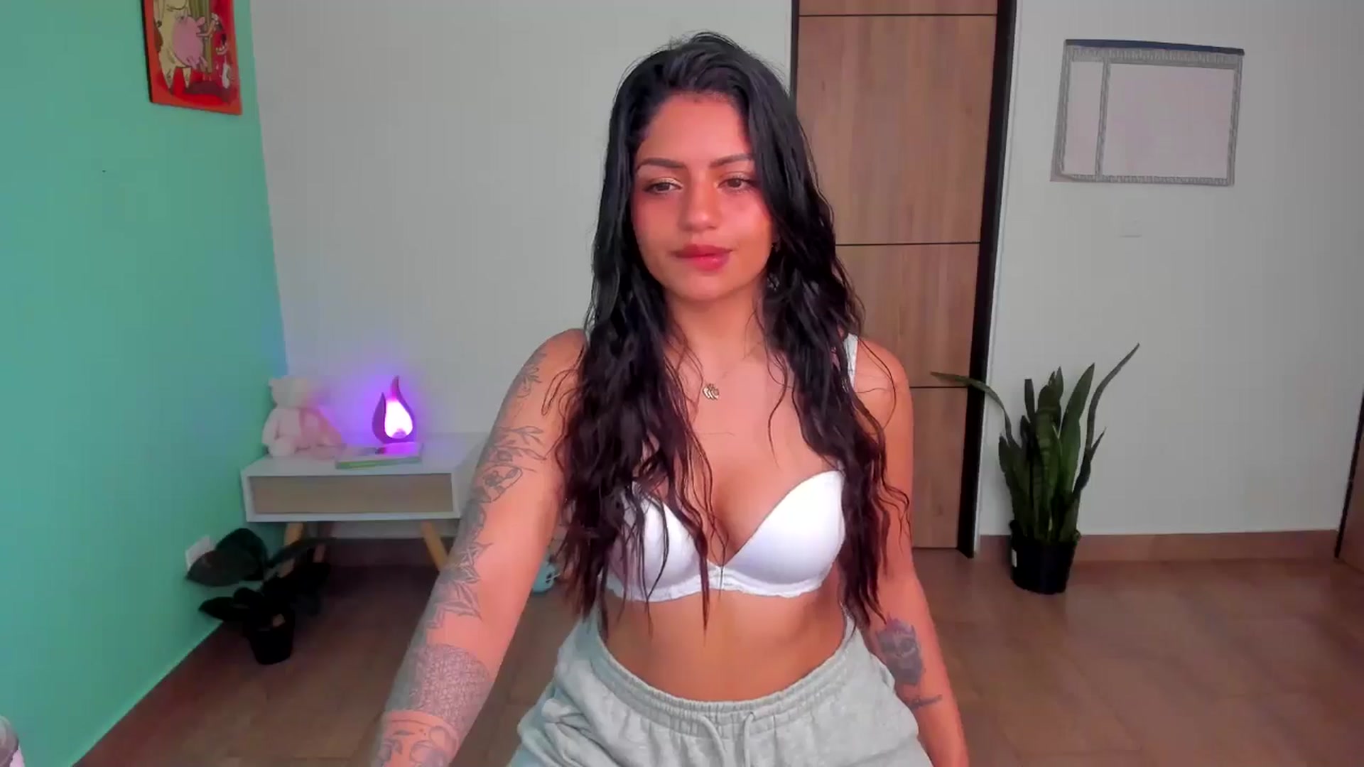 Gallery image thumbnail from SarishaLove's myfreecams stream on, 05/19/2025, 12:58 image 13 of 20