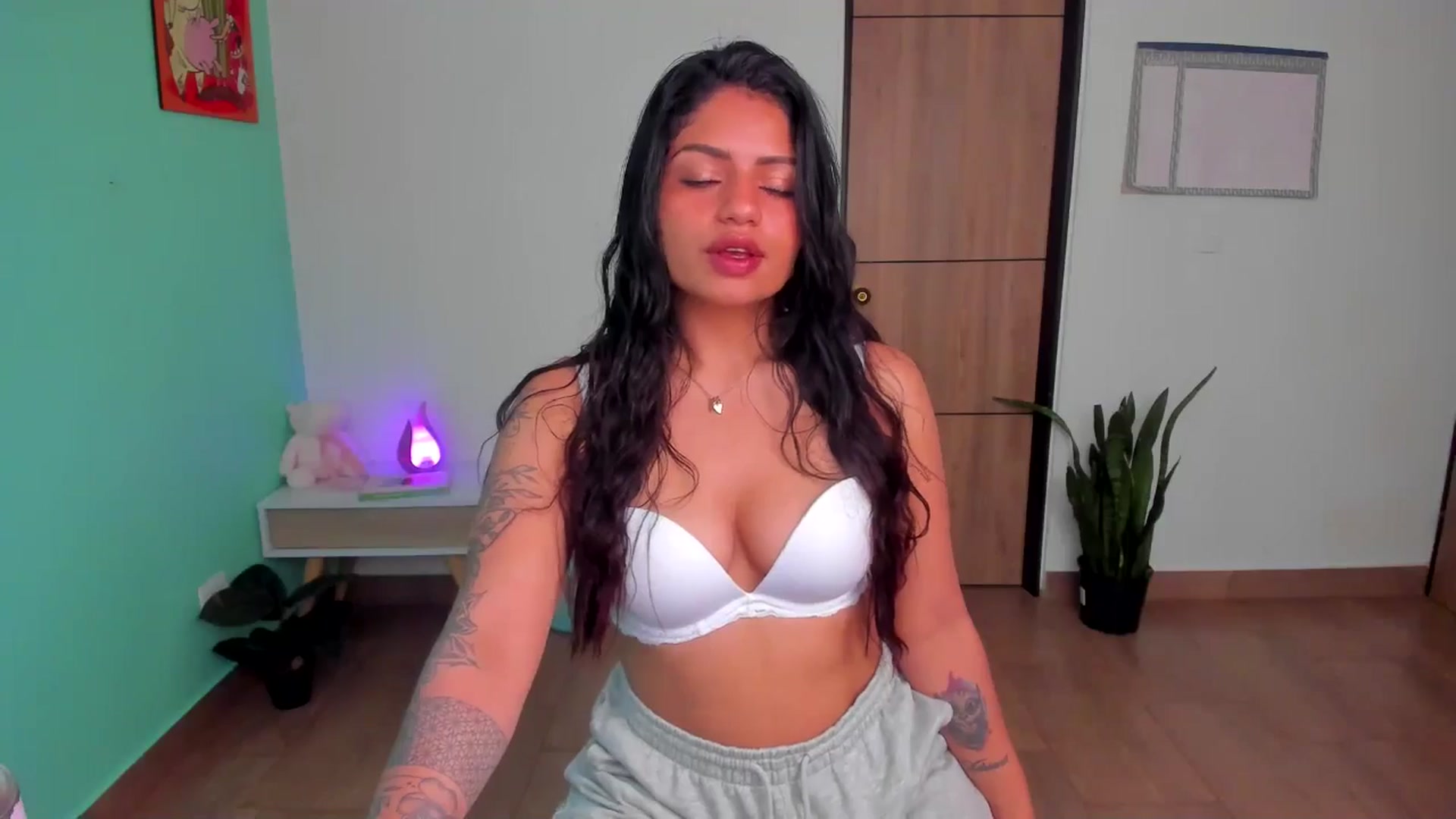 Gallery image thumbnail from SarishaLove's myfreecams stream on, 05/19/2025, 12:58 image 17 of 20