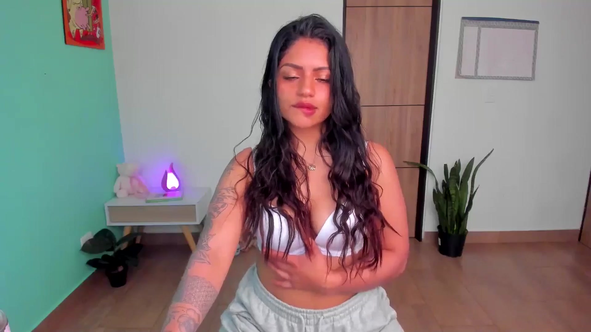 Gallery image thumbnail from SarishaLove's myfreecams stream on, 05/19/2025, 12:58 image 7 of 20
