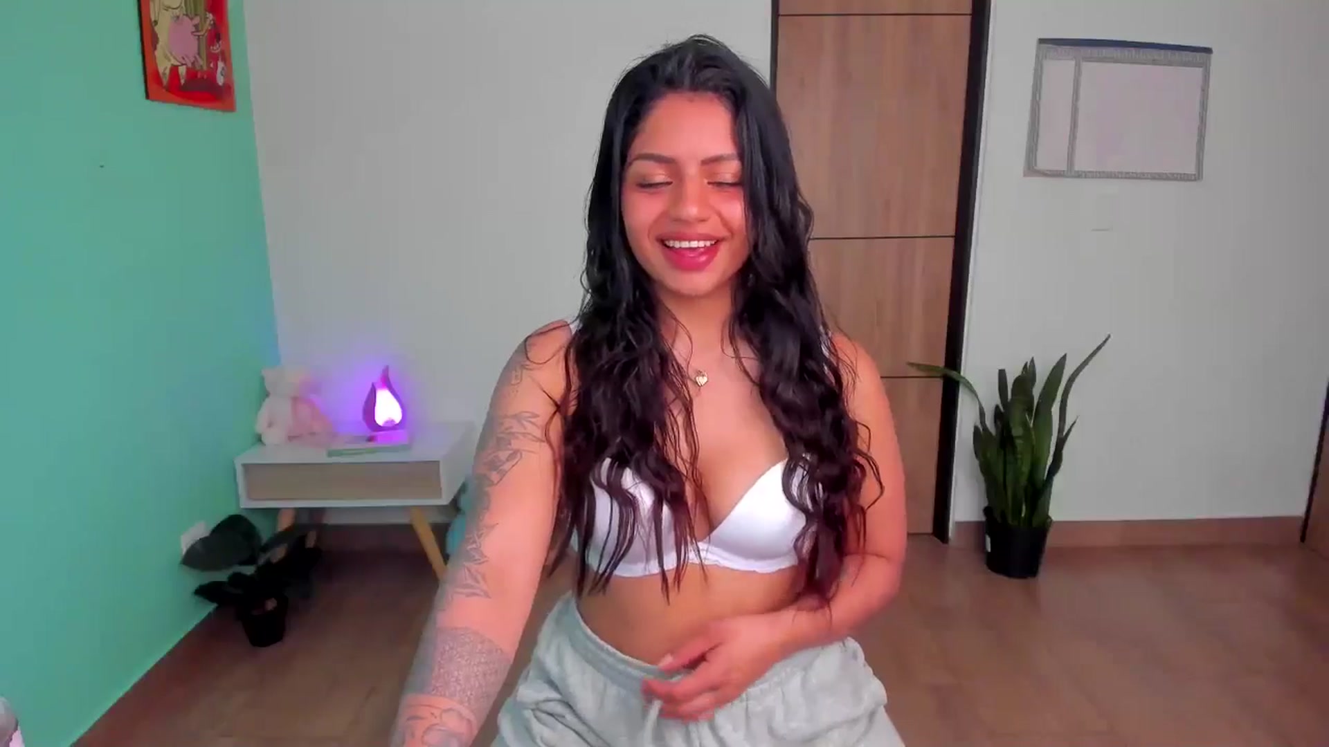 Gallery image thumbnail from SarishaLove's myfreecams stream on, 05/19/2025, 12:58 image 9 of 20