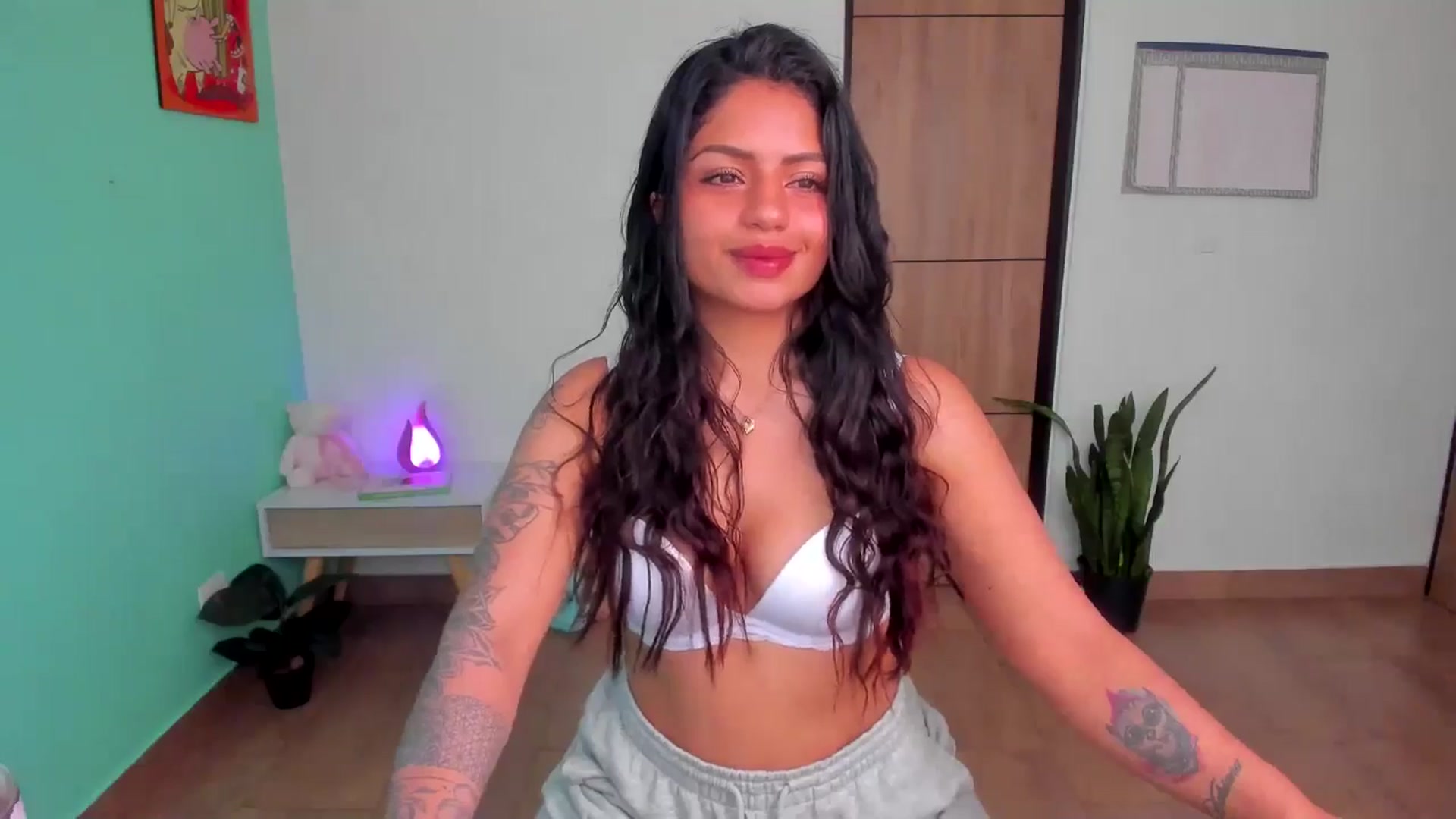 Gallery image thumbnail from SarishaLove's myfreecams stream on, 05/19/2025, 12:58 image 8 of 20
