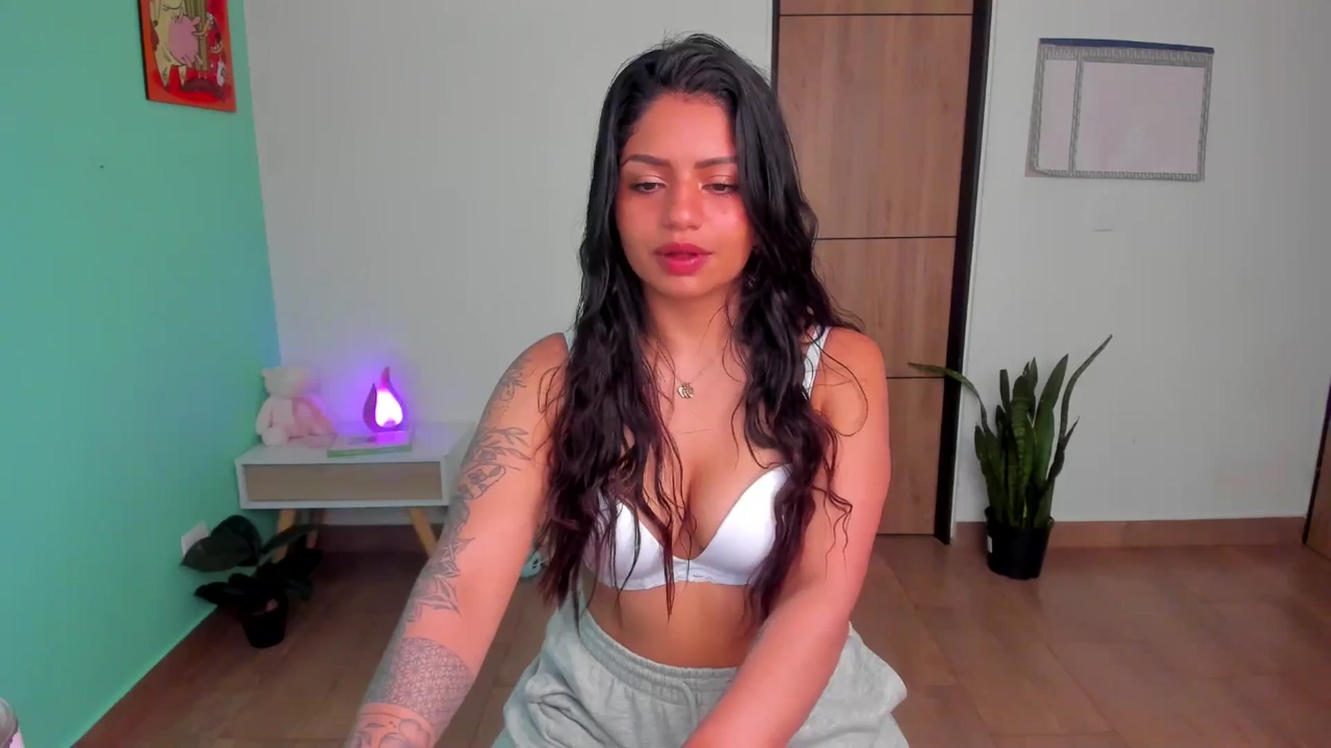 Gallery image thumbnail from SarishaLove's myfreecams stream on, 05/19/2025, 12:58 image 15 of 20