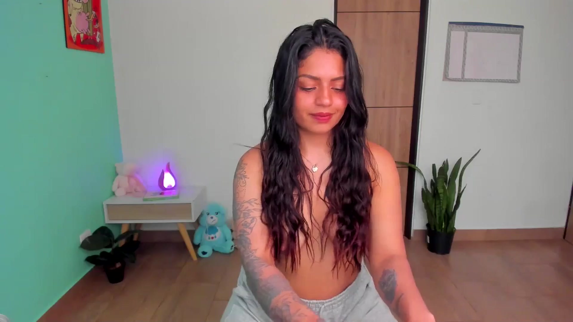 Gallery image thumbnail from SarishaLove's myfreecams stream on, 05/19/2025, 13:49 image 17 of 20