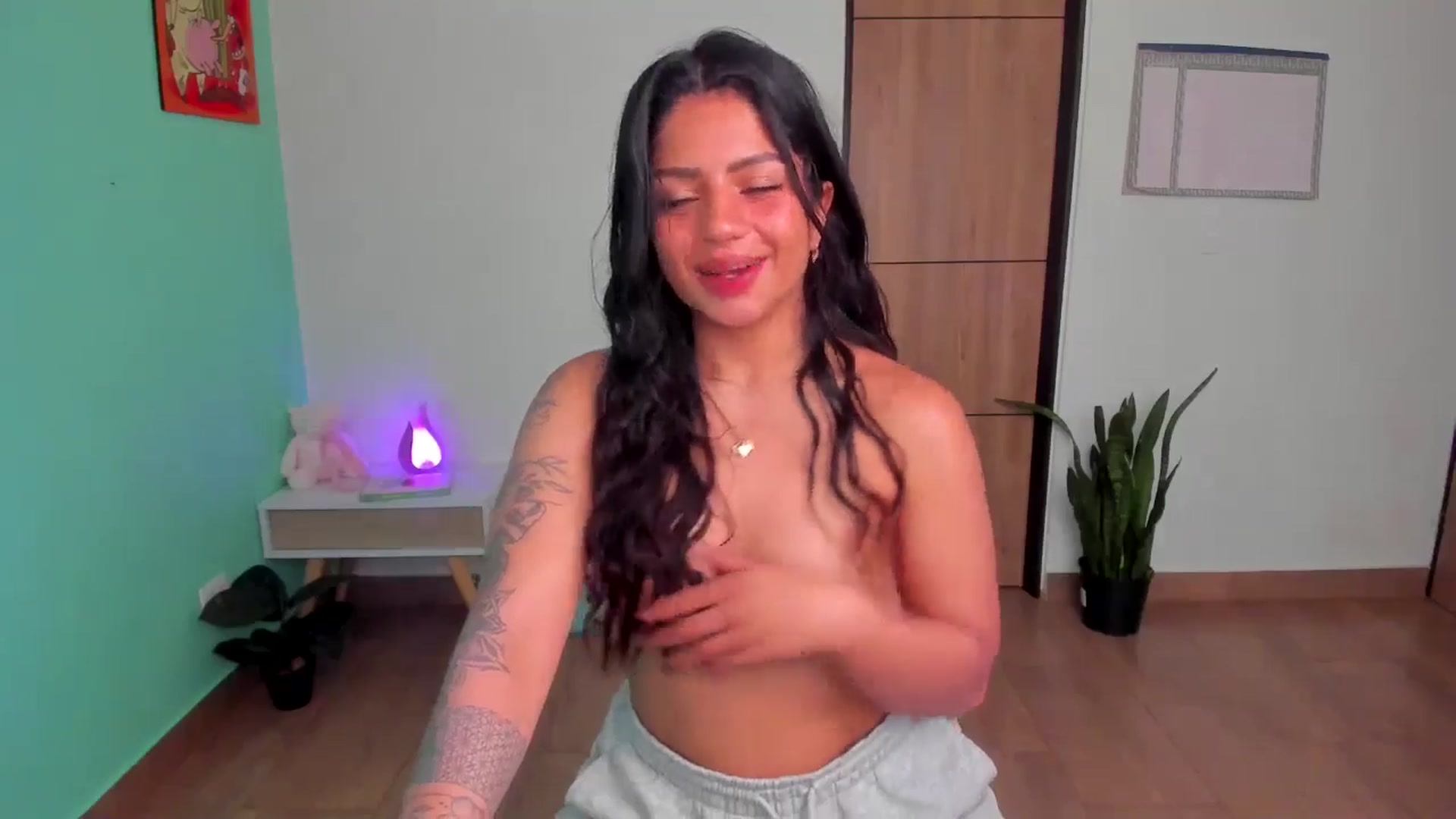 Gallery image thumbnail from SarishaLove's myfreecams stream on, 05/19/2025, 13:49 image 8 of 20