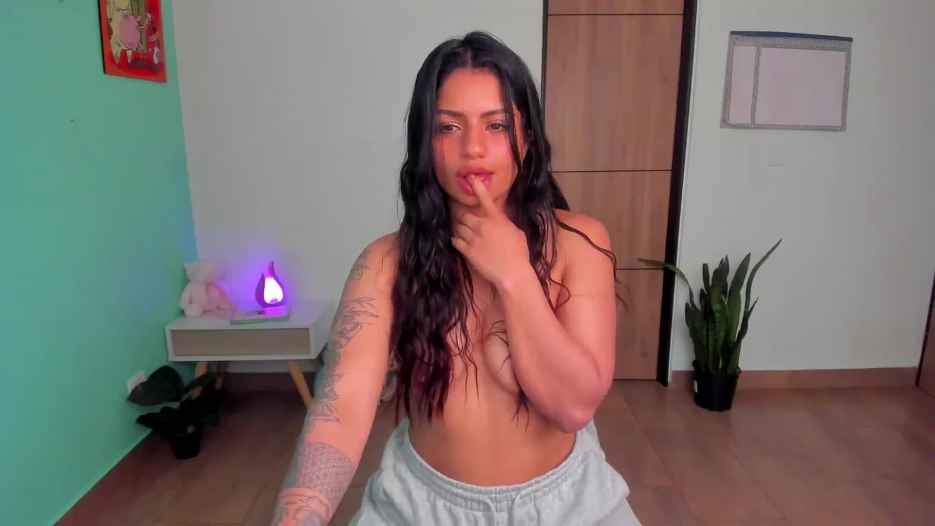 Gallery image thumbnail from SarishaLove's myfreecams stream on, 05/19/2025, 13:49 image 11 of 20