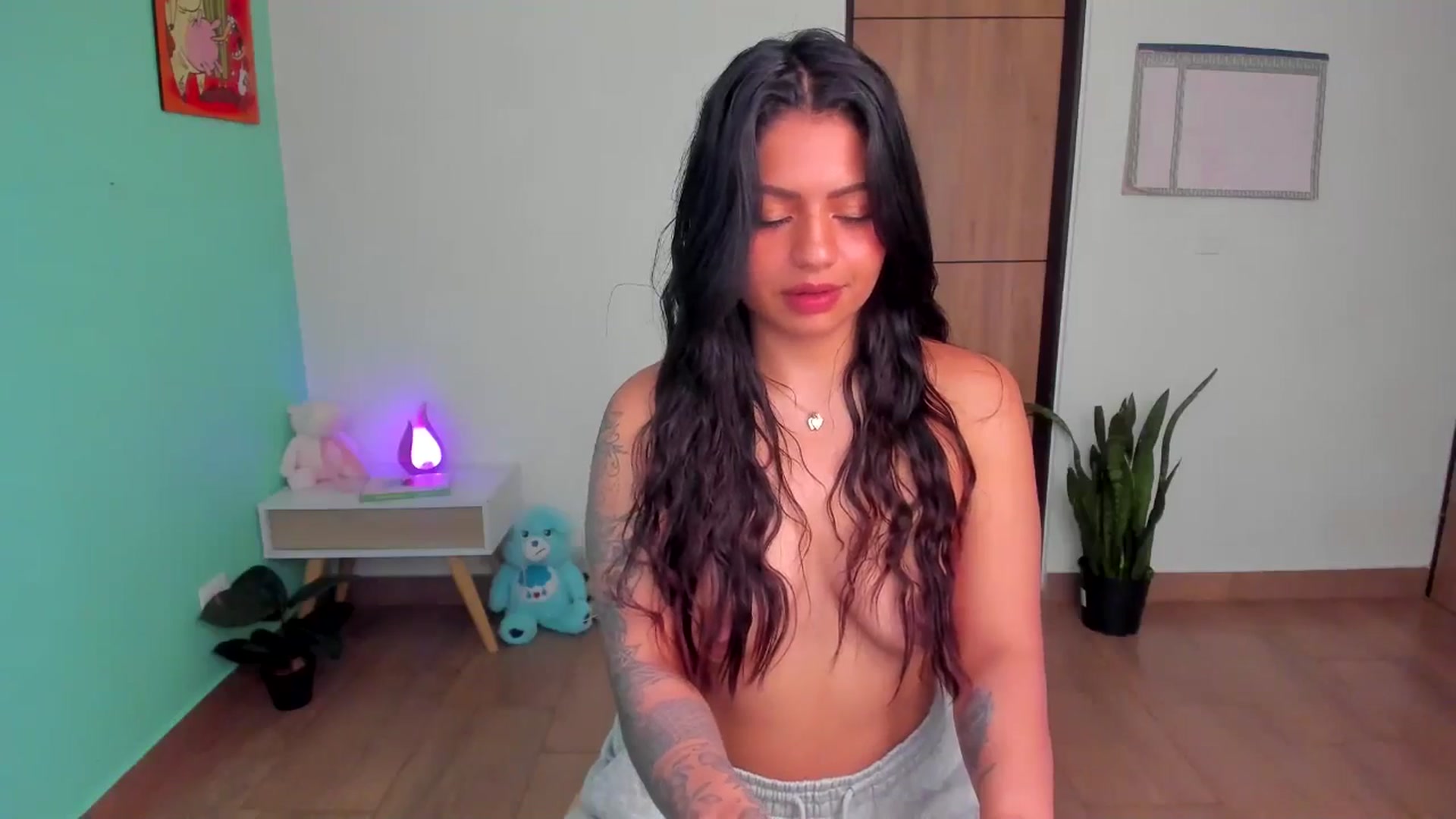 Gallery image thumbnail from SarishaLove's myfreecams stream on, 05/19/2025, 13:49 image 7 of 20