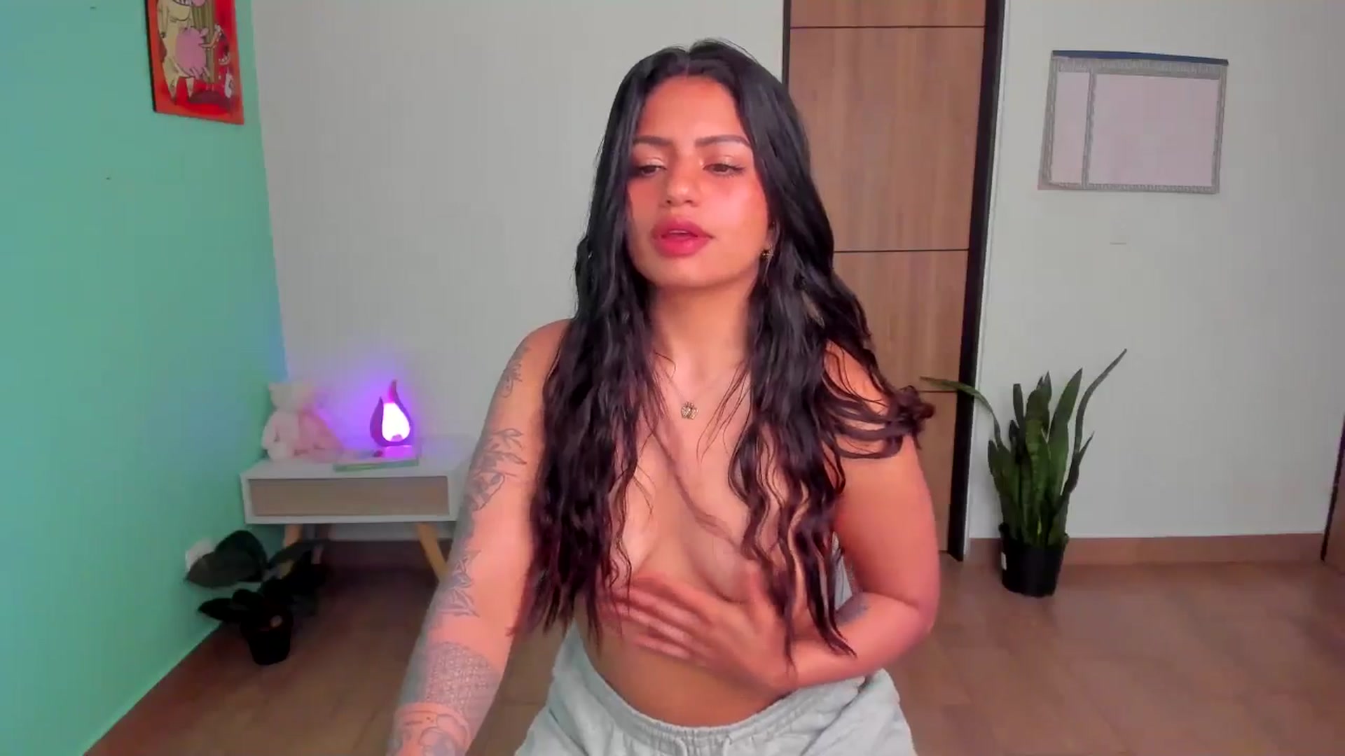 Gallery image thumbnail from SarishaLove's myfreecams stream on, 05/19/2025, 13:49 image 12 of 20