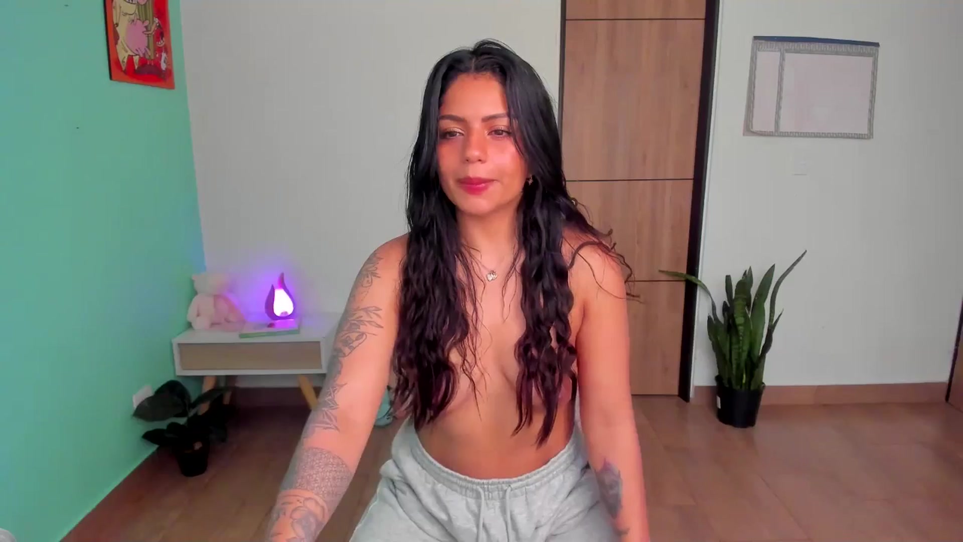 Gallery image thumbnail from SarishaLove's myfreecams stream on, 05/19/2025, 13:49 image 15 of 20