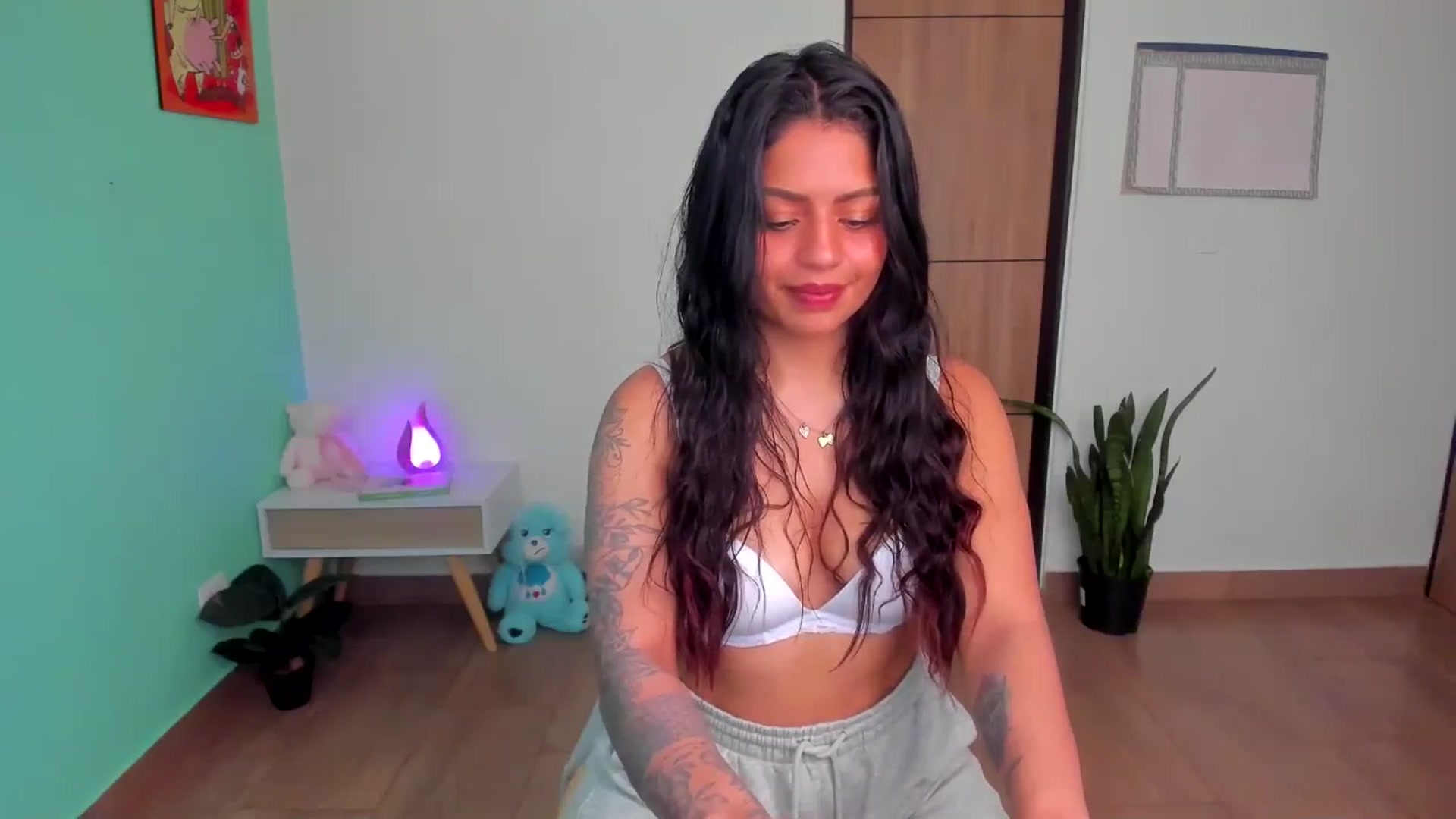 Gallery image thumbnail from SarishaLove's myfreecams stream on, 05/19/2025, 13:49 image 2 of 20