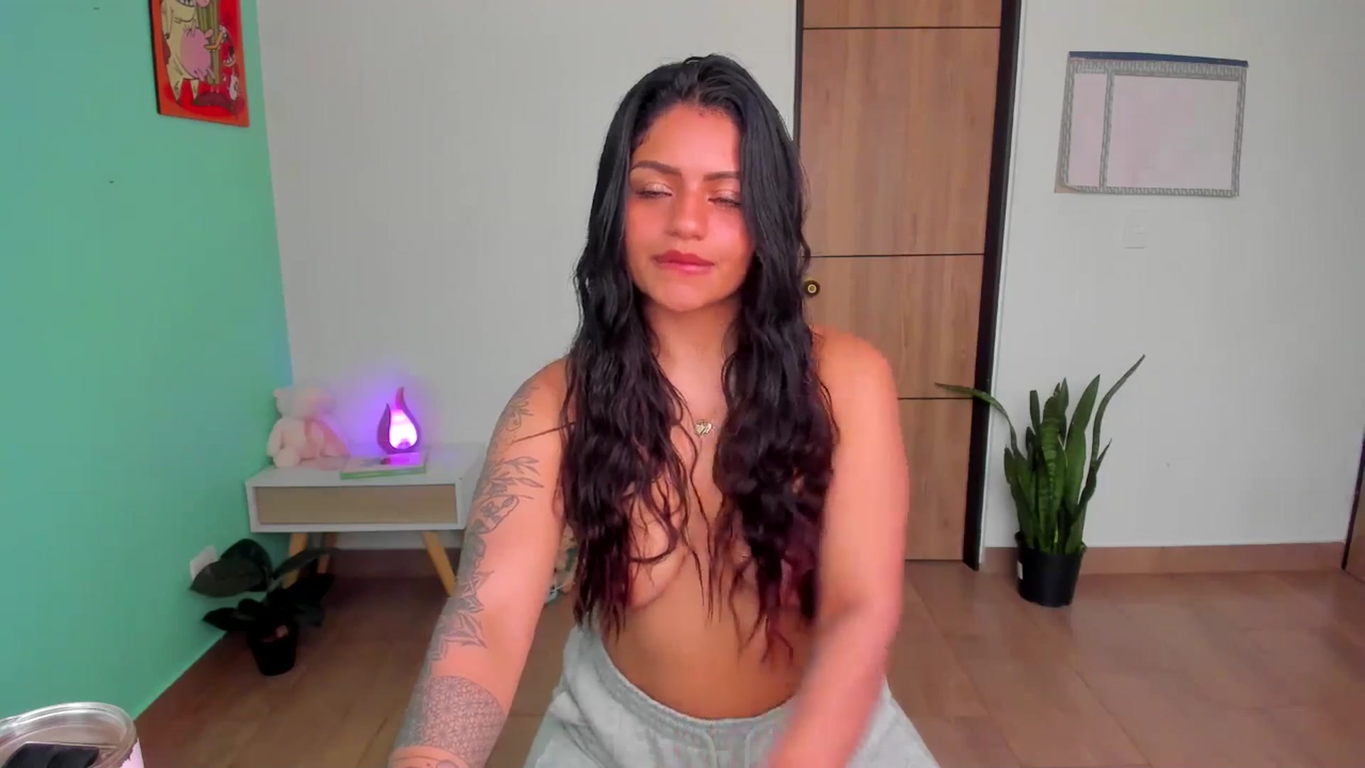 Gallery image thumbnail from SarishaLove's myfreecams stream on, 05/19/2025, 13:49 image 19 of 20