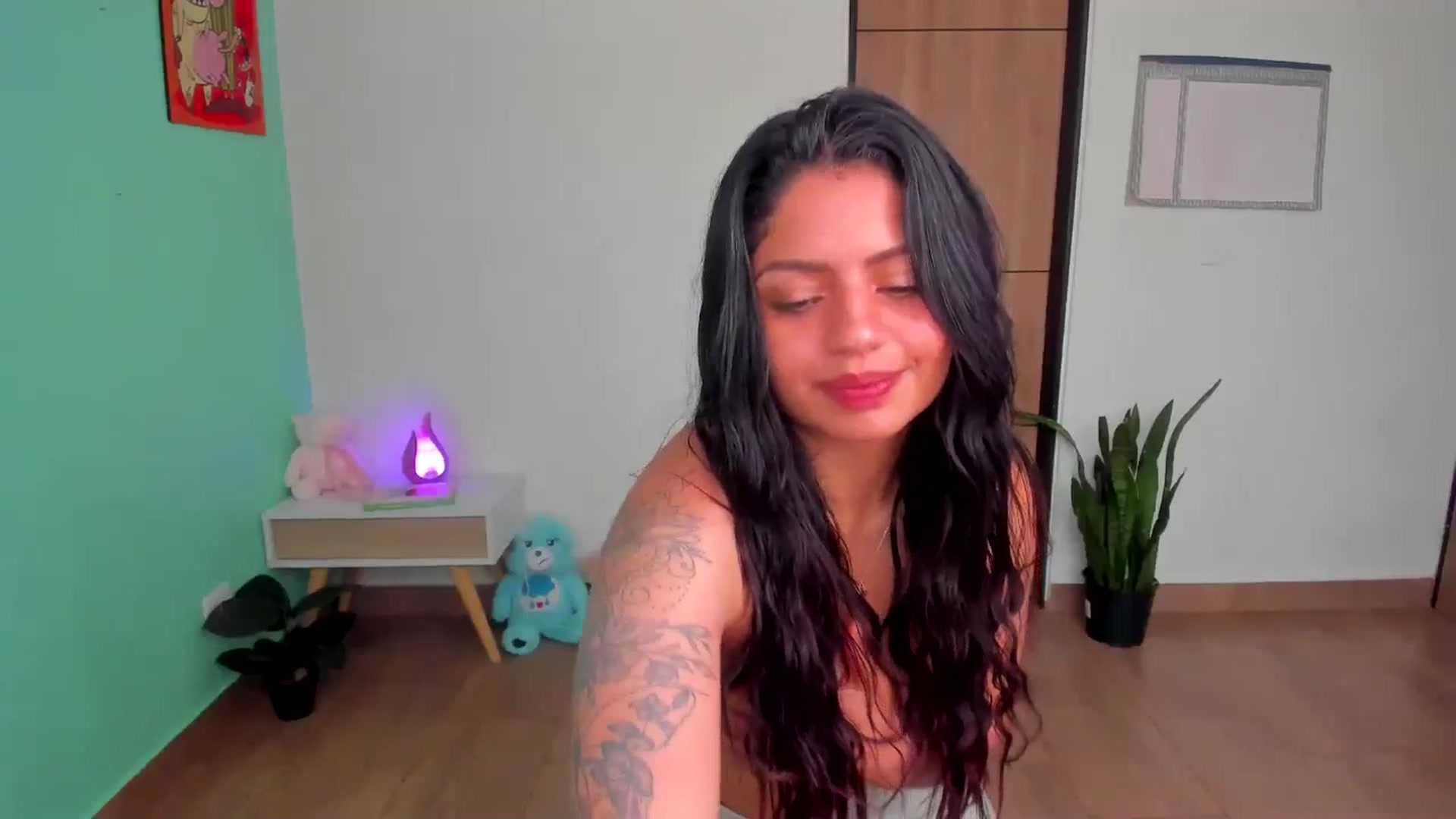 Gallery image thumbnail from SarishaLove's myfreecams stream on, 05/19/2025, 13:49 image 18 of 20