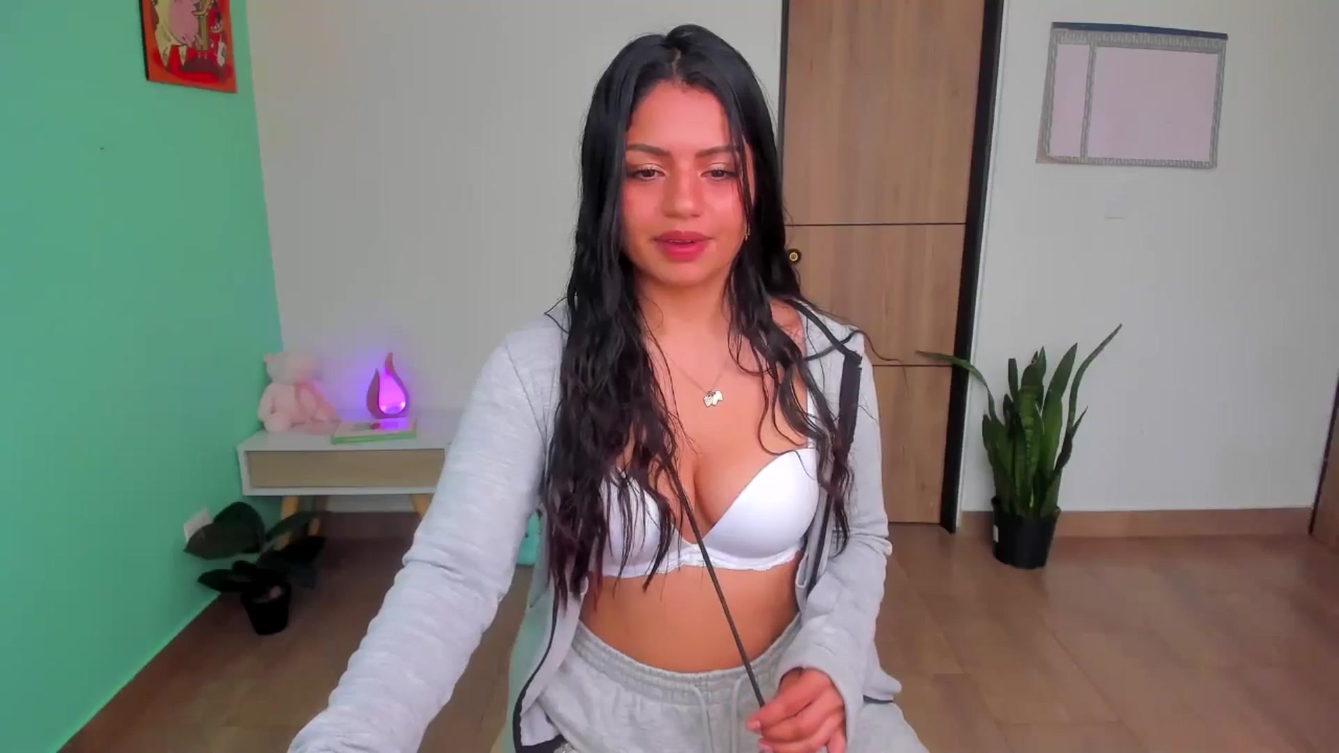 Gallery image thumbnail from SarishaLove's myfreecams stream on, 05/19/2025, 14:38 image 16 of 20