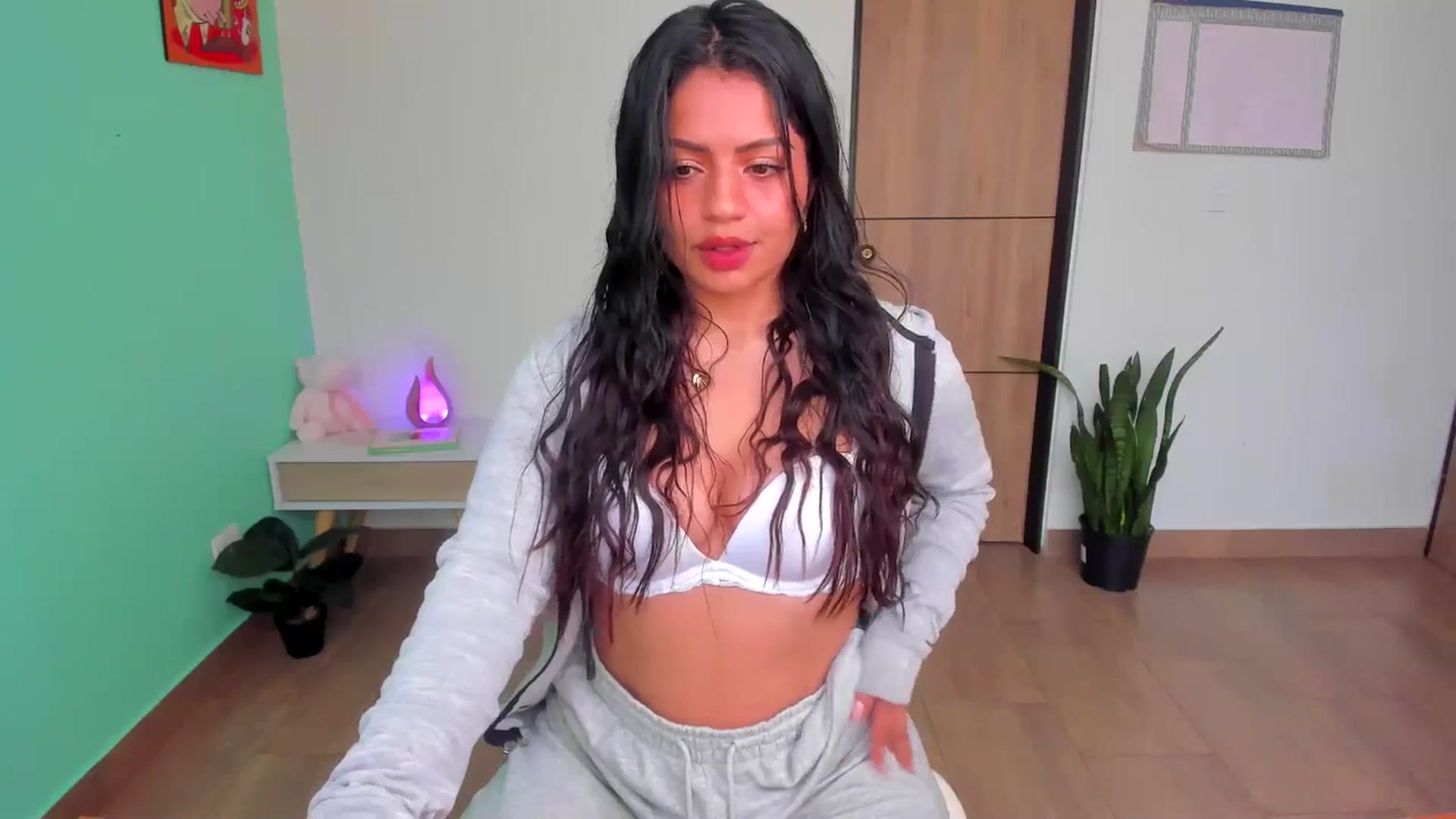 Gallery image thumbnail from SarishaLove's myfreecams stream on, 05/19/2025, 14:38 image 10 of 20