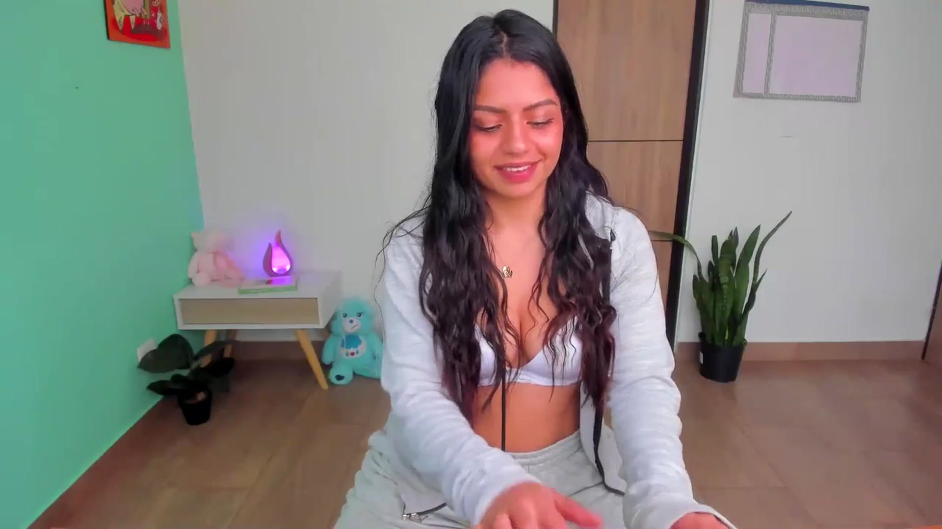 Gallery image thumbnail from SarishaLove's myfreecams stream on, 05/19/2025, 14:38 image 5 of 20