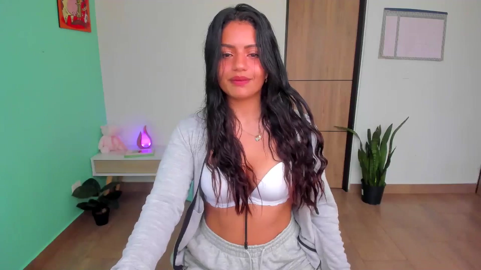 Gallery image thumbnail from SarishaLove's myfreecams stream on, 05/19/2025, 14:38 image 19 of 20