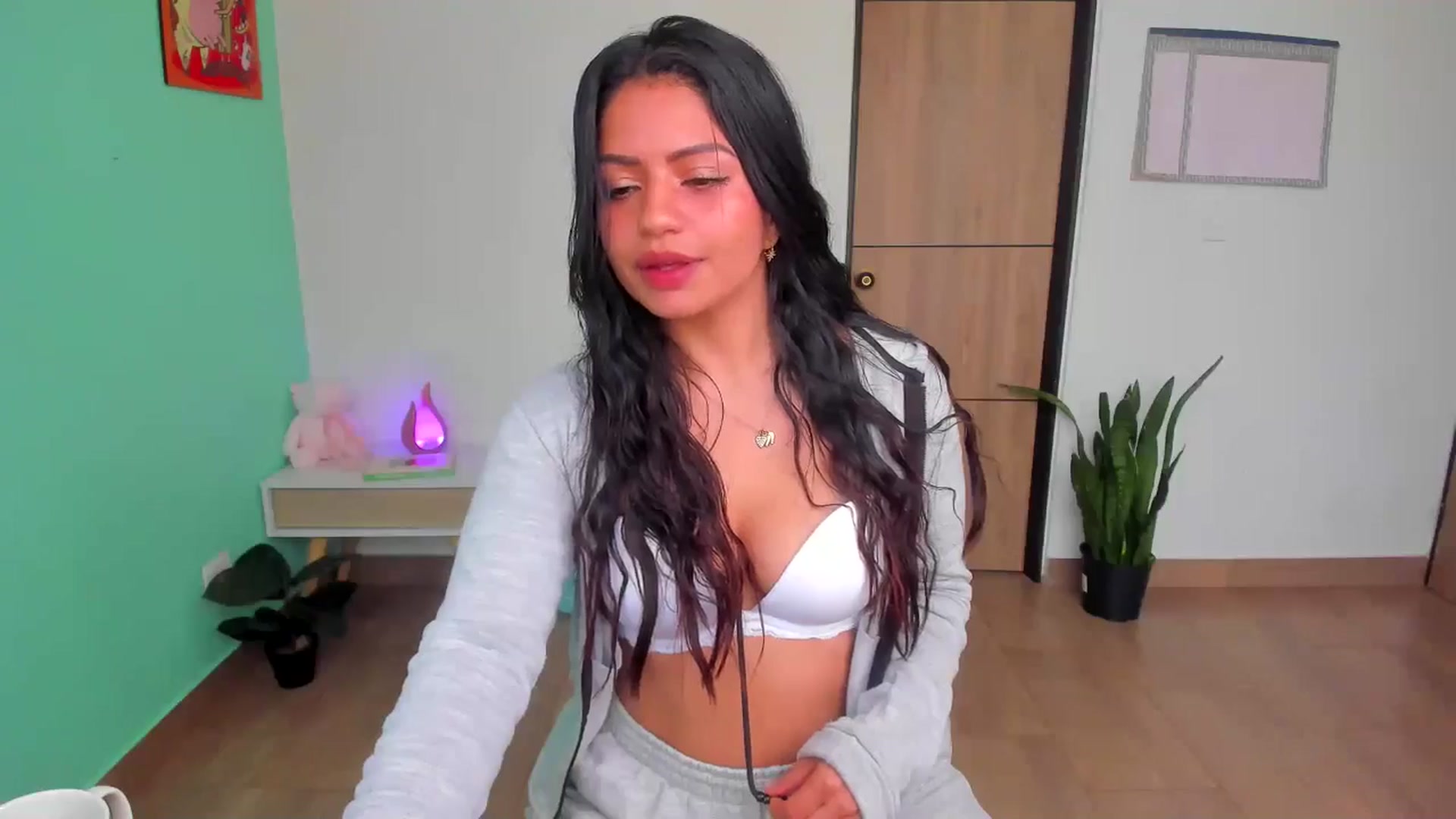 Gallery image thumbnail from SarishaLove's myfreecams stream on, 05/19/2025, 14:38 image 20 of 20