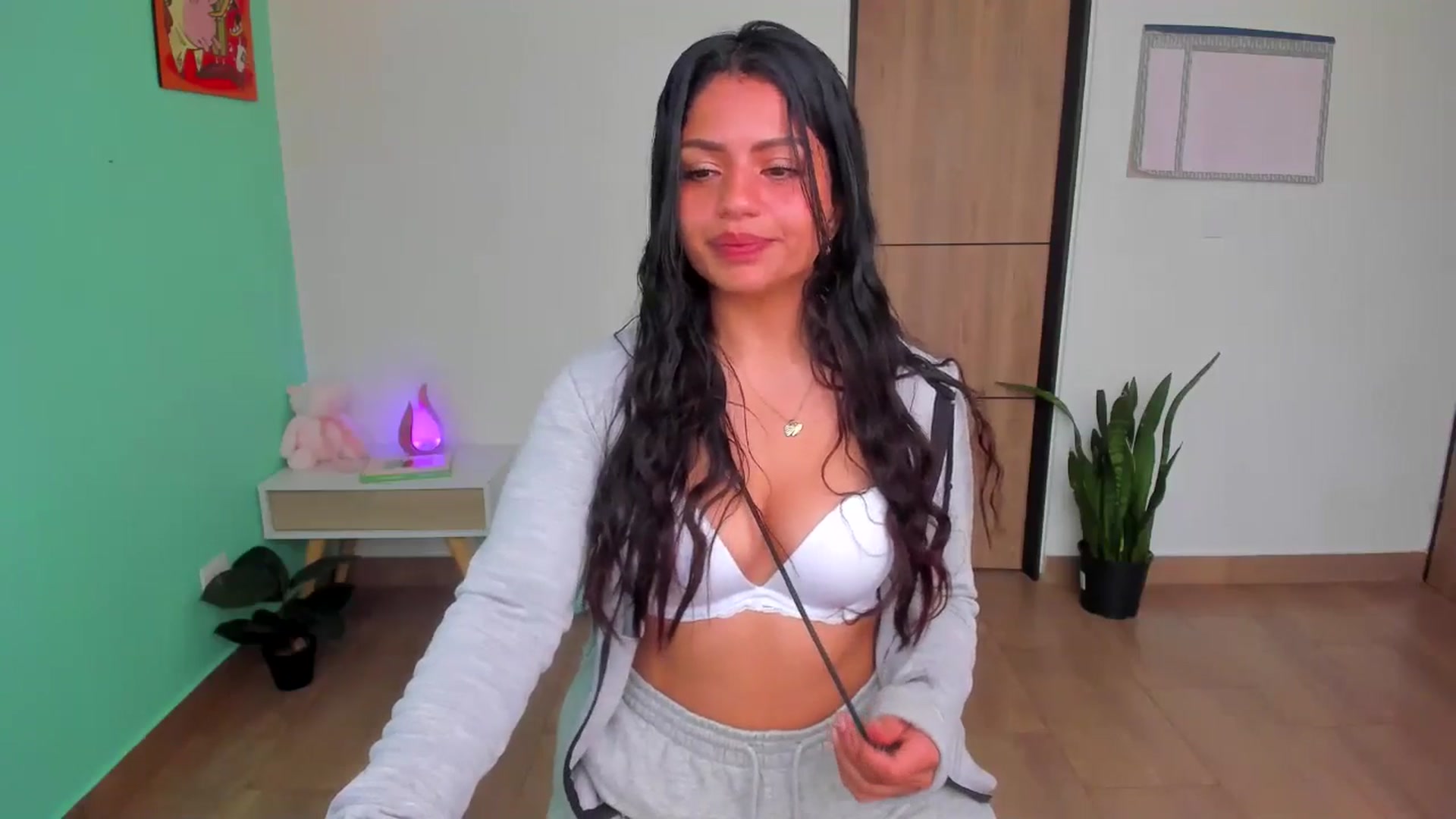 Gallery image thumbnail from SarishaLove's myfreecams stream on, 05/19/2025, 14:38 image 15 of 20