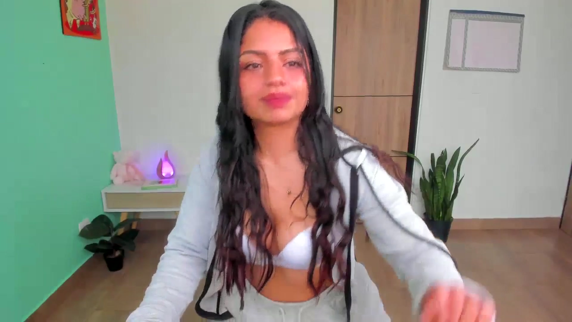 Gallery image thumbnail from SarishaLove's myfreecams stream on, 05/19/2025, 14:38 image 14 of 20