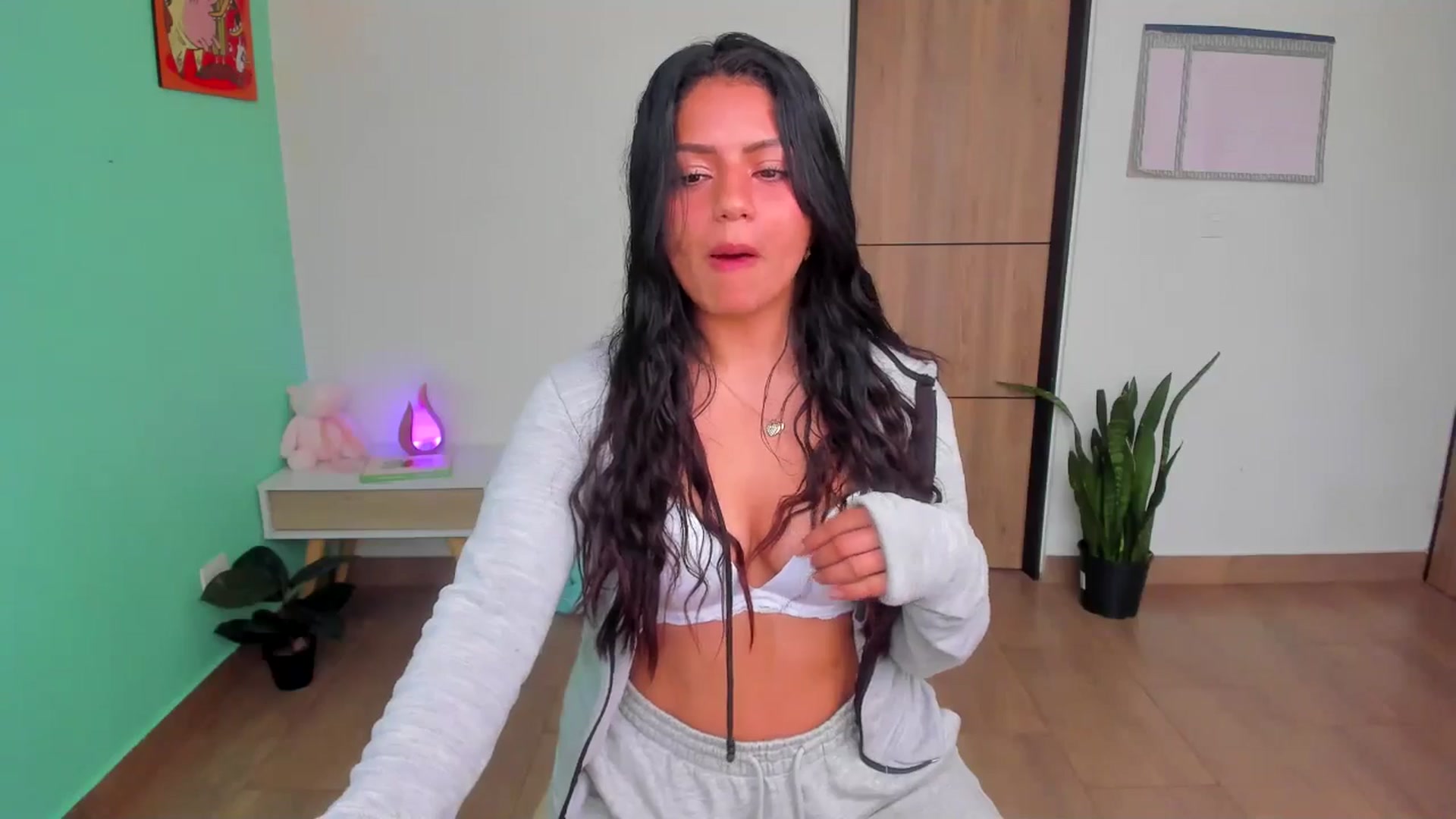 Gallery image thumbnail from SarishaLove's myfreecams stream on, 05/19/2025, 14:38 image 18 of 20