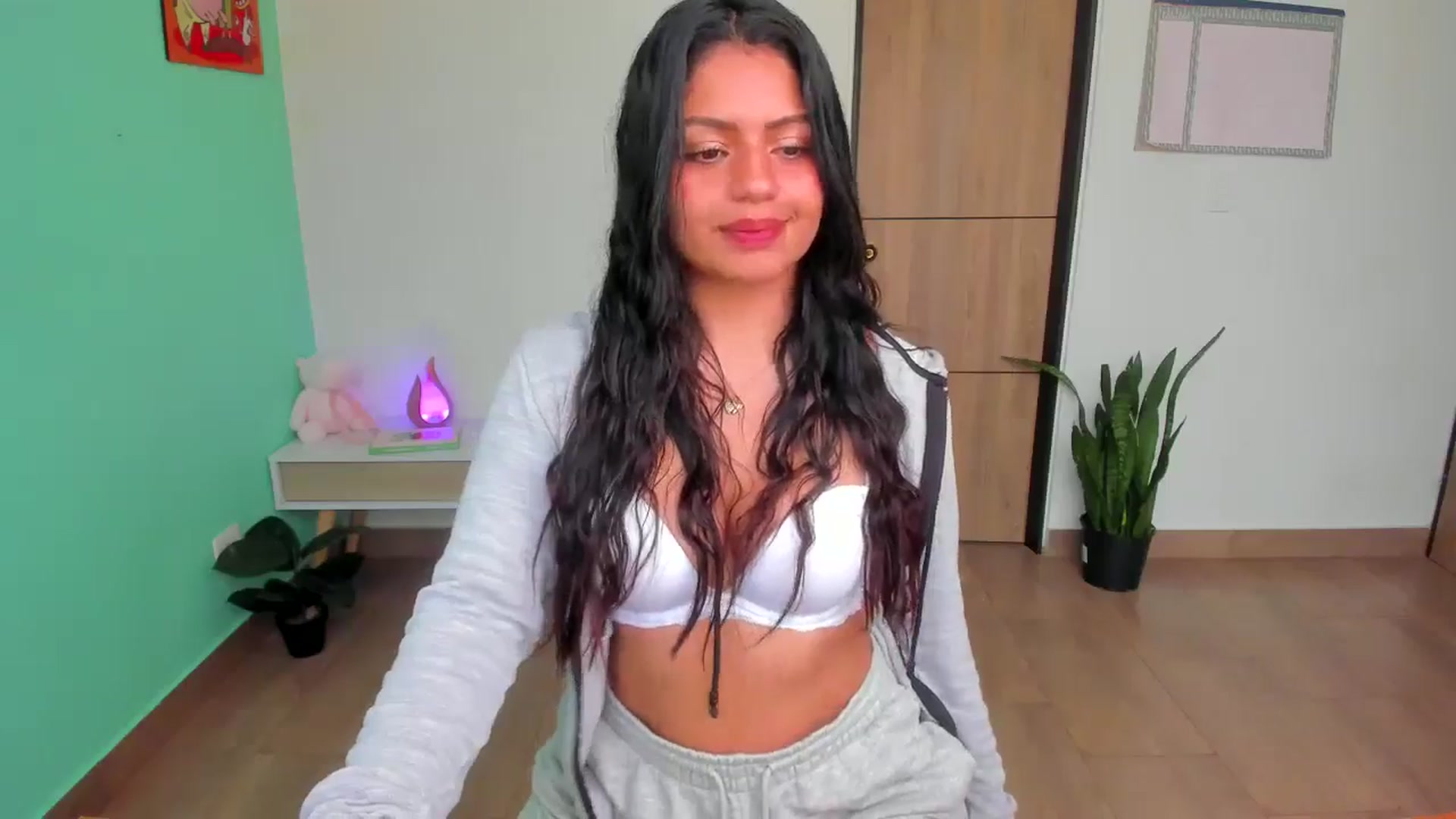 Gallery image thumbnail from SarishaLove's myfreecams stream on, 05/19/2025, 14:38 image 12 of 20