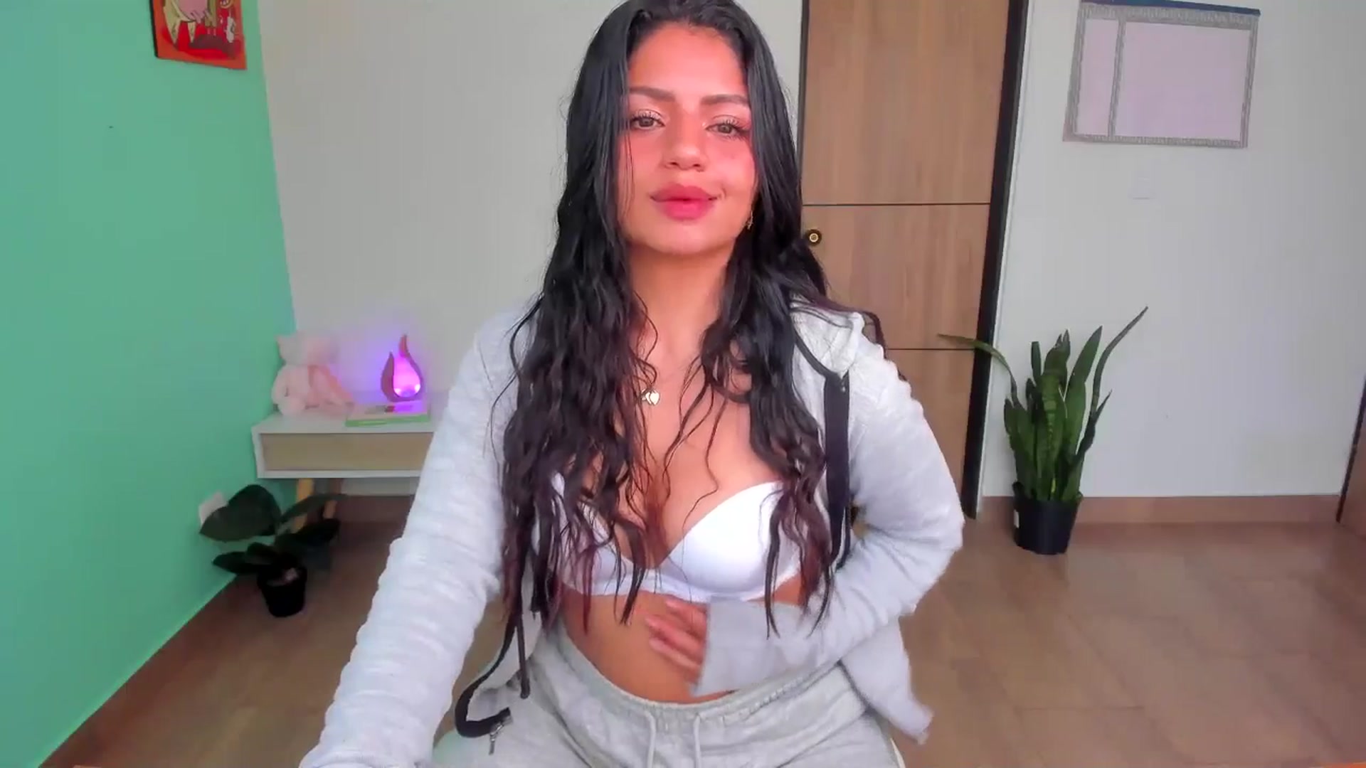 Gallery image thumbnail from SarishaLove's myfreecams stream on, 05/19/2025, 14:38 image 9 of 20