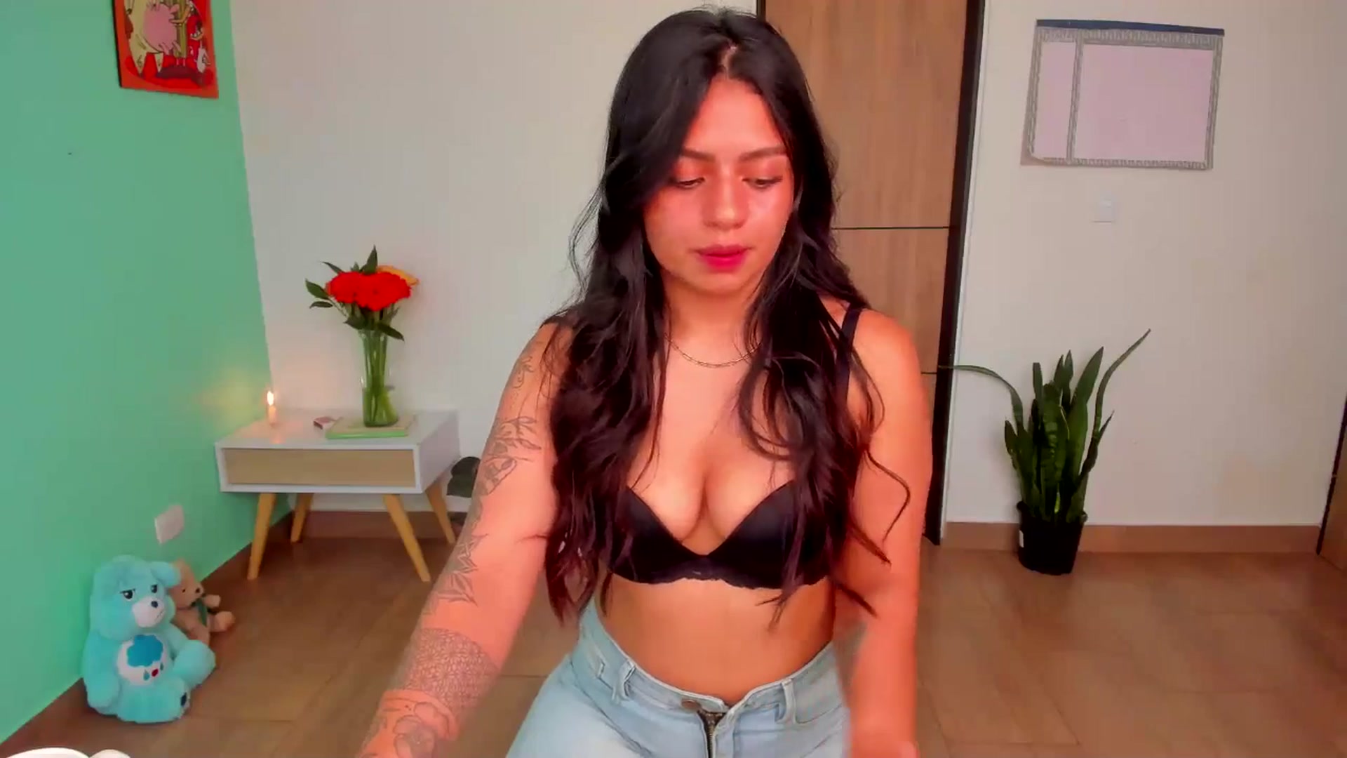 Gallery image thumbnail from SarishaLove's myfreecams stream on, 05/25/2025, 16:08 image 19 of 20