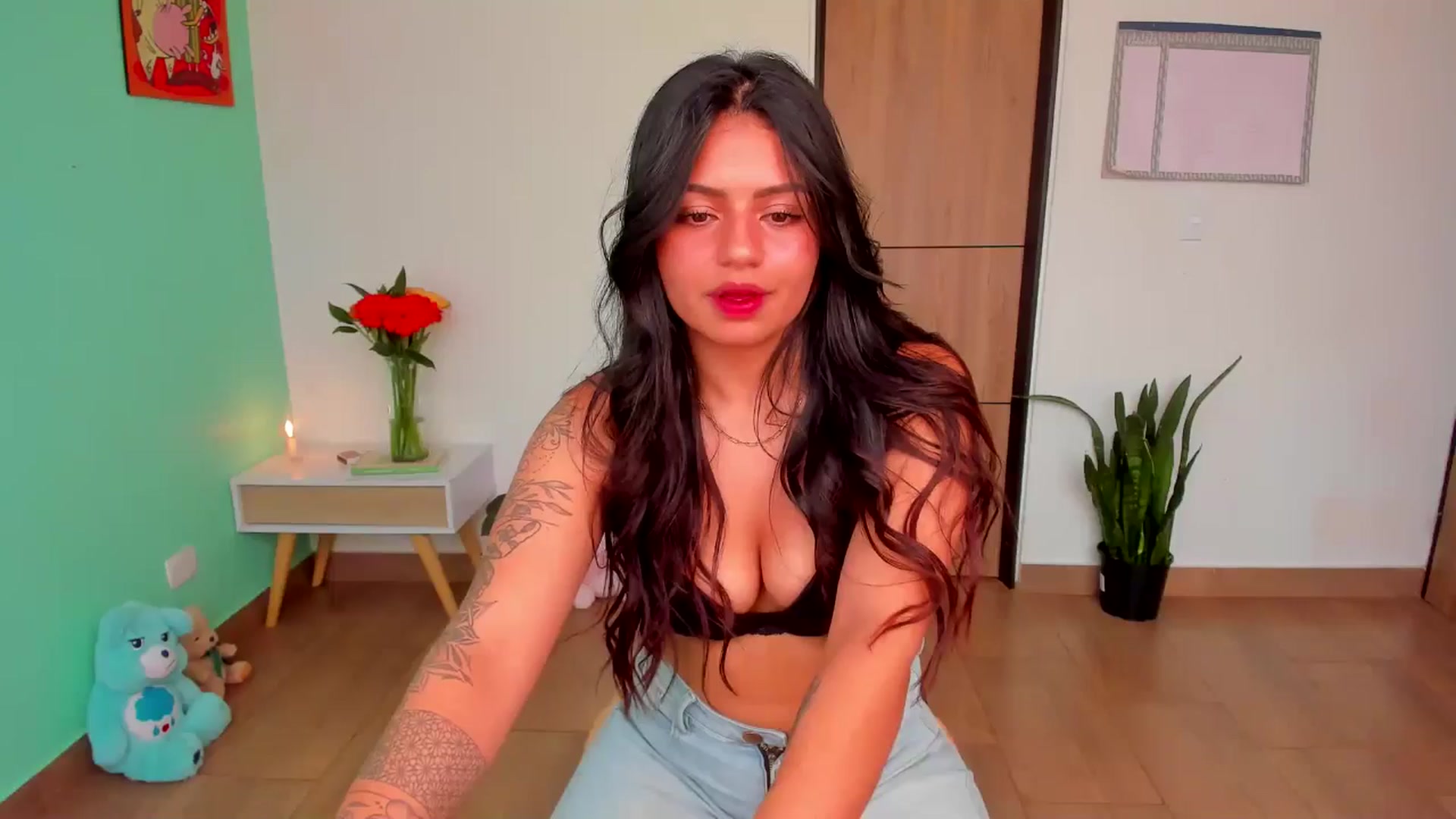 Gallery image thumbnail from SarishaLove's myfreecams stream on, 05/25/2025, 16:08 image 17 of 20