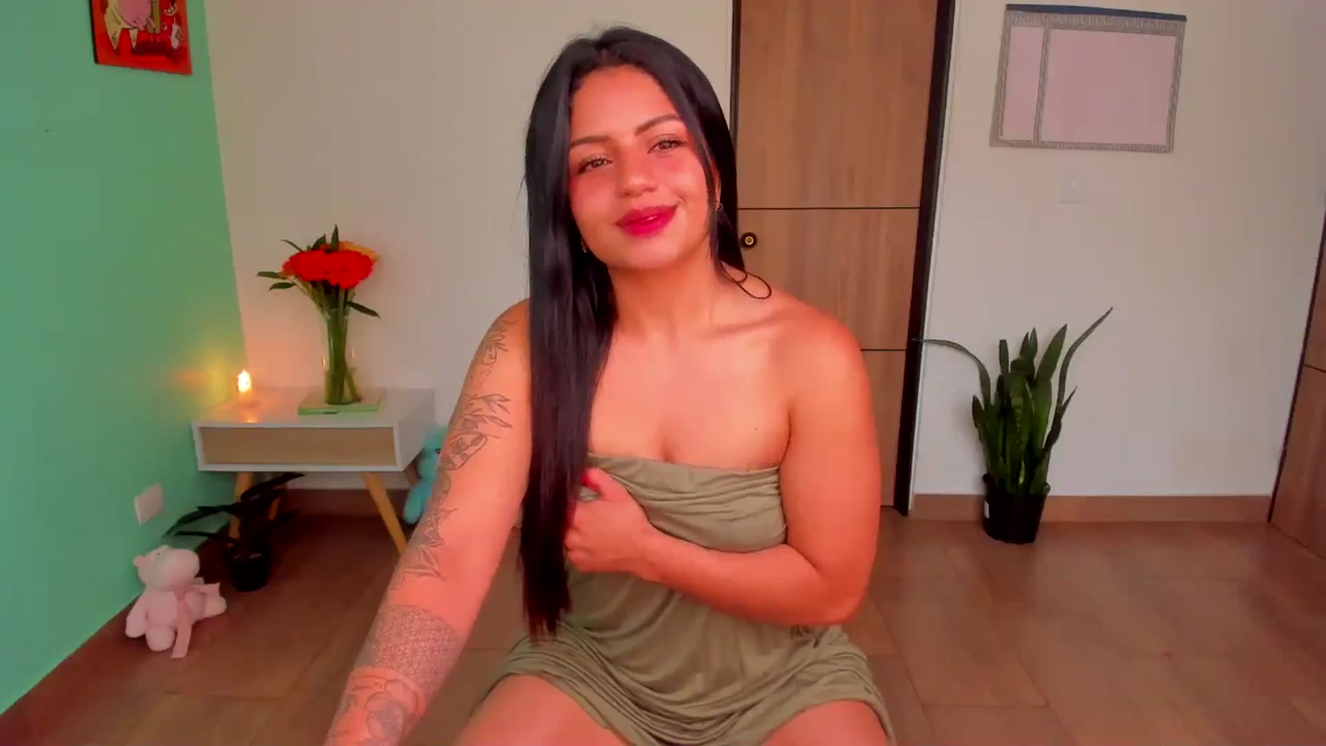 Gallery image thumbnail from SarishaLove's myfreecams stream on, 05/27/2025, 16:00 image 15 of 20