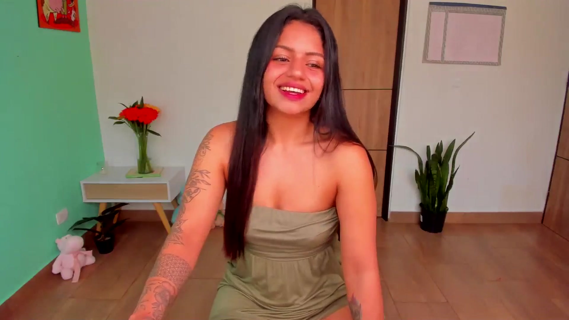 Gallery image thumbnail from SarishaLove's myfreecams stream on, 05/27/2025, 16:25 image 15 of 20