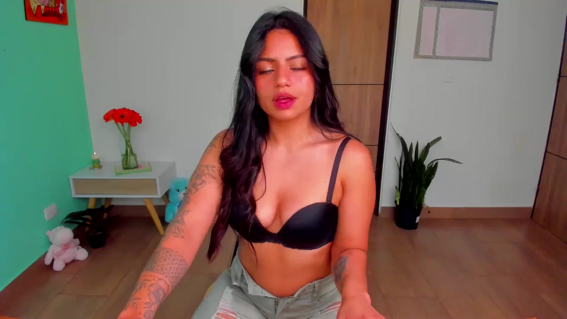 Gallery image thumbnail from SarishaLove's myfreecams stream on, 05/30/2025, 15:14 image 9 of 20
