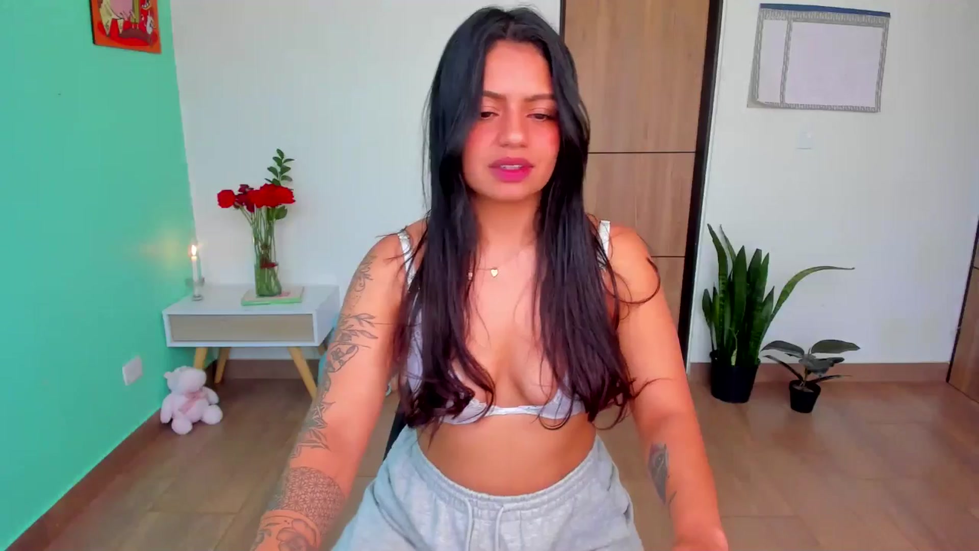 Gallery image thumbnail from SarishaLove's myfreecams stream on, 06/07/2025, 15:33 image 14 of 20