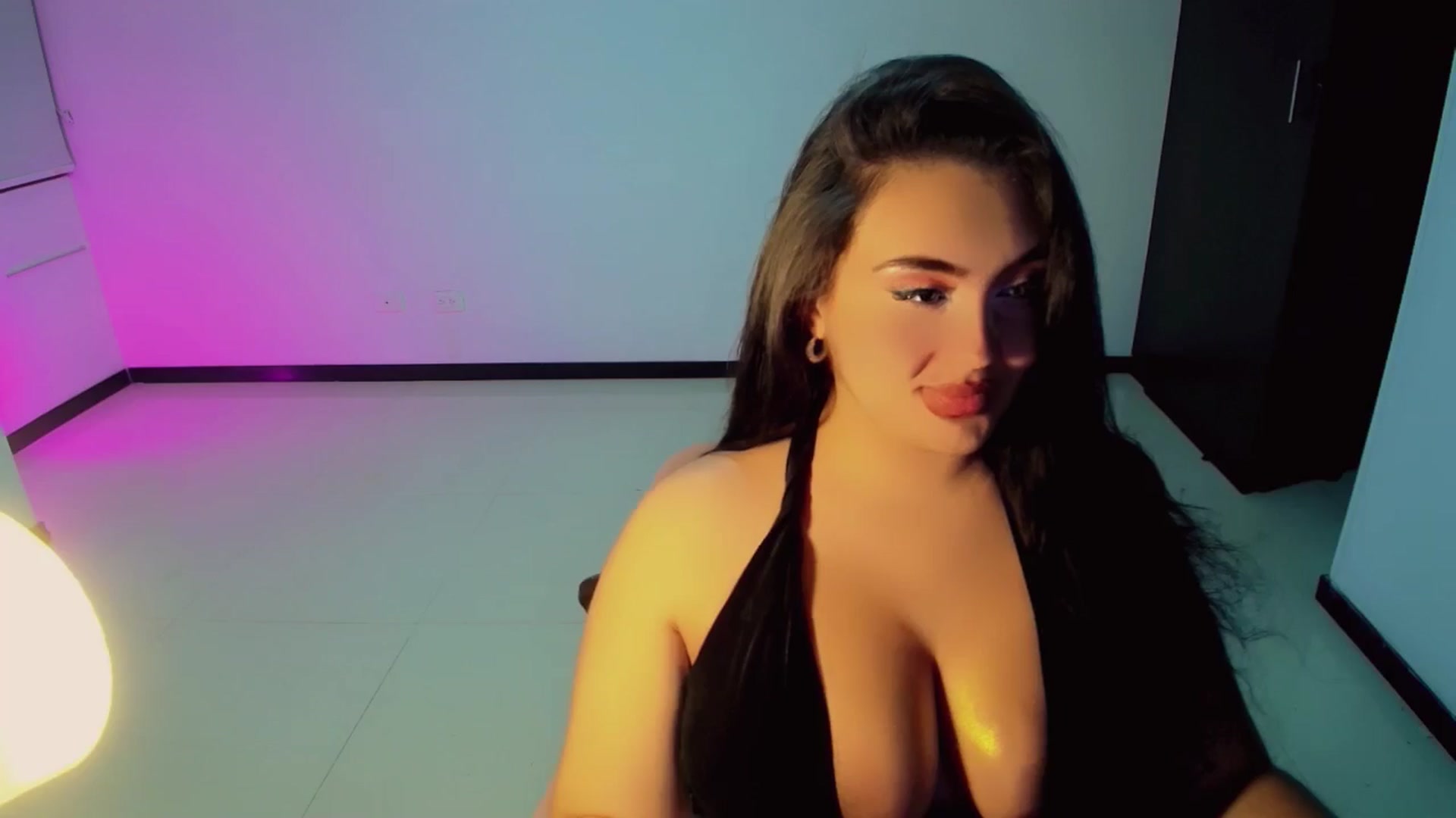 Gallery image thumbnail from SaritaYoung's myfreecams stream on, 06/04/2025, 06:16 image 6 of 20