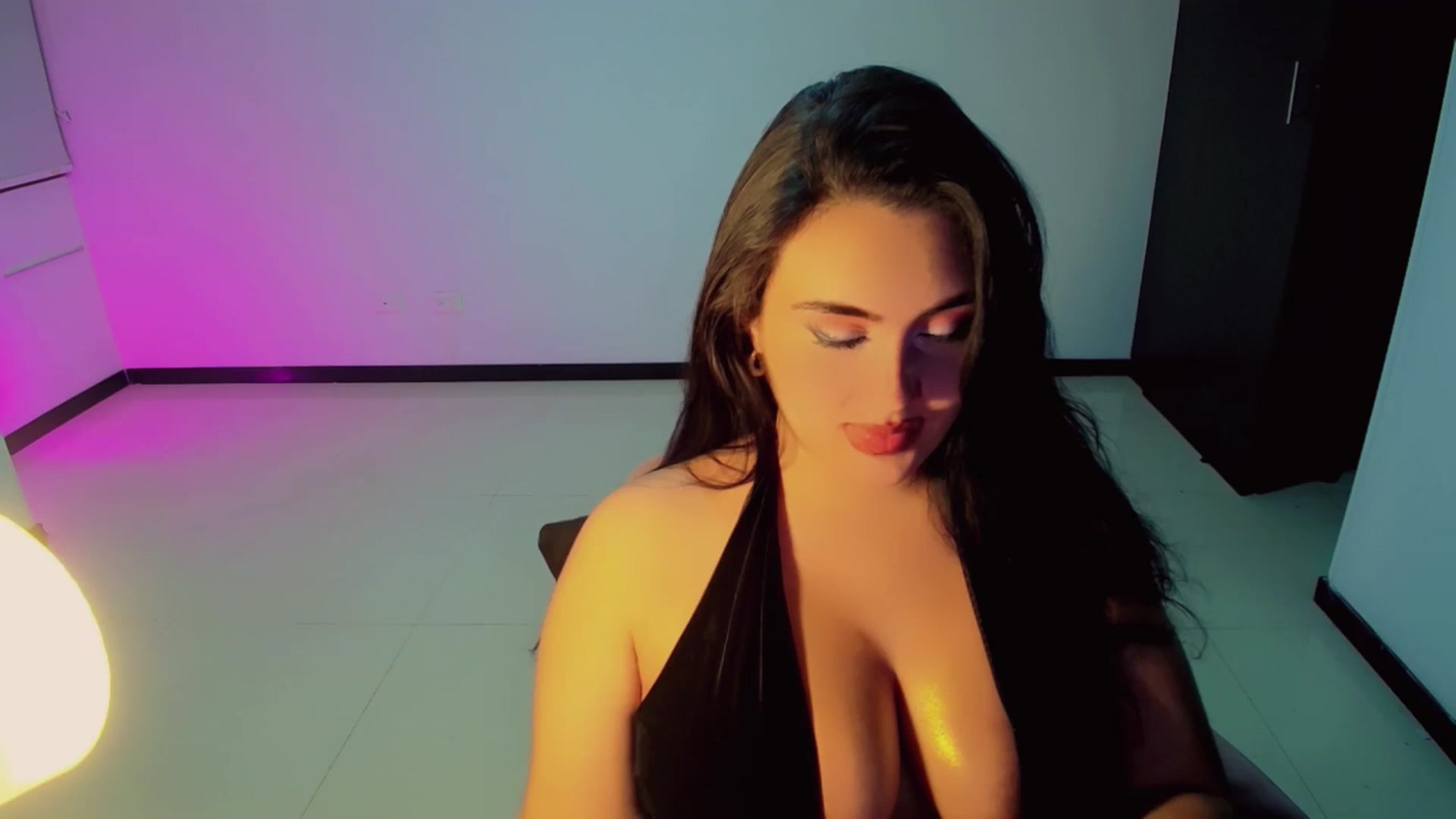 Gallery image thumbnail from SaritaYoung's myfreecams stream on, 06/04/2025, 06:16 image 16 of 20