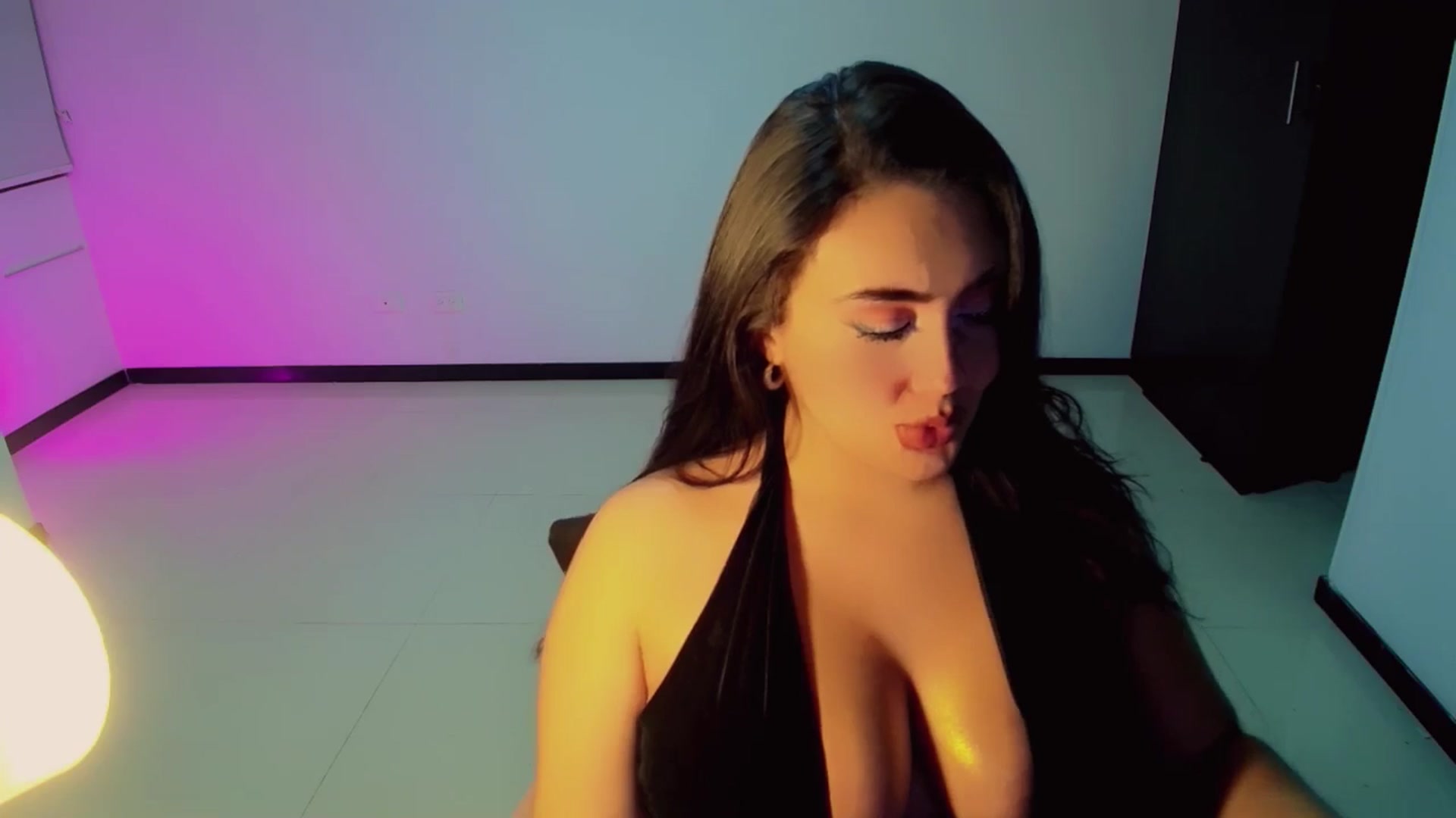 Gallery image thumbnail from SaritaYoung's myfreecams stream on, 06/04/2025, 06:16 image 15 of 20