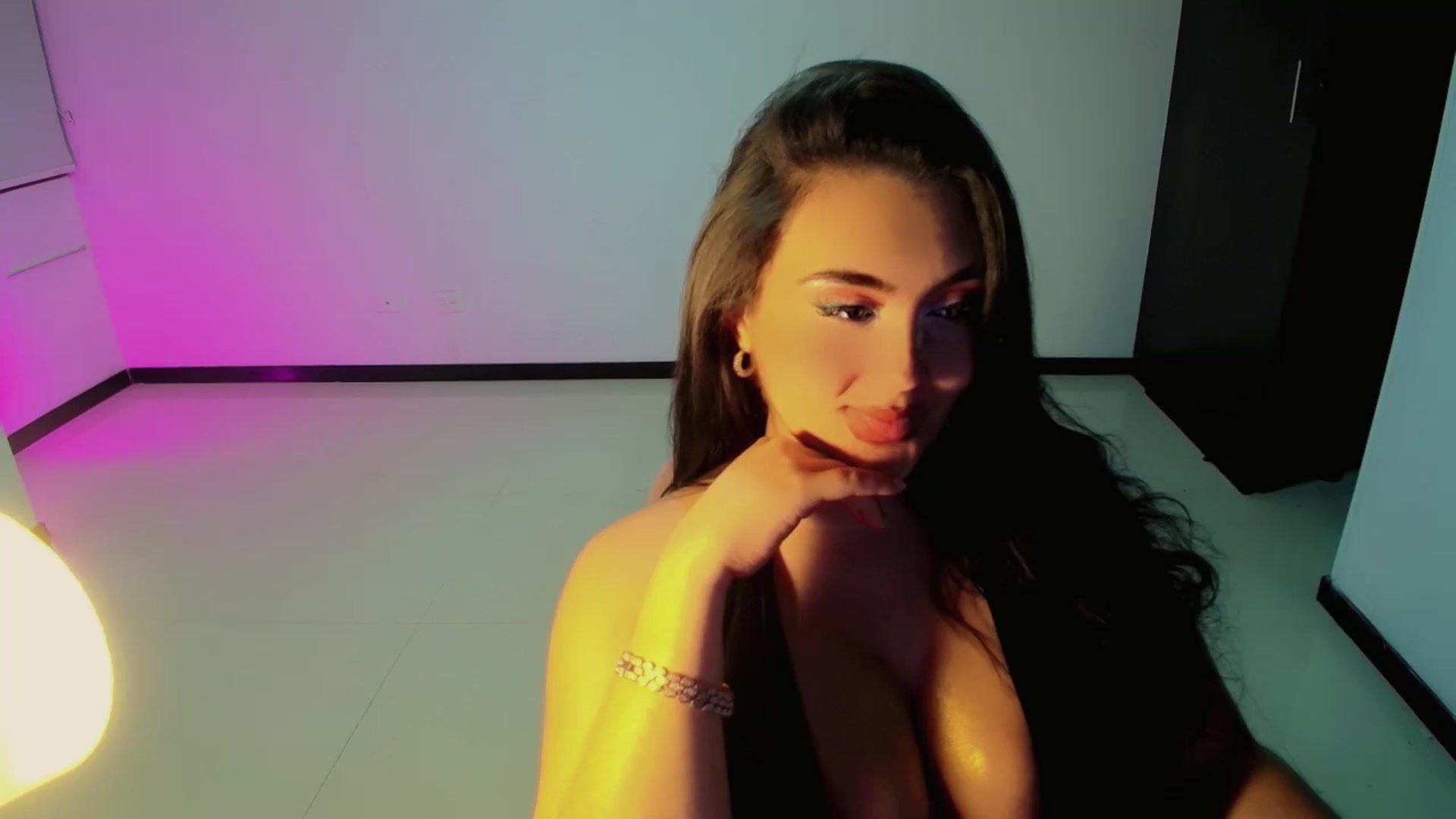 Gallery image thumbnail from SaritaYoung's myfreecams stream on, 06/04/2025, 06:16 image 5 of 20