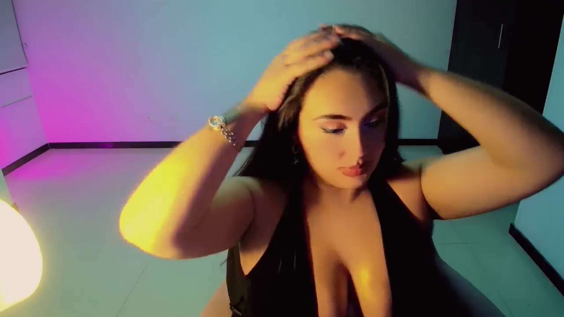 Gallery image thumbnail from SaritaYoung's myfreecams stream on, 06/04/2025, 06:16 image 18 of 20