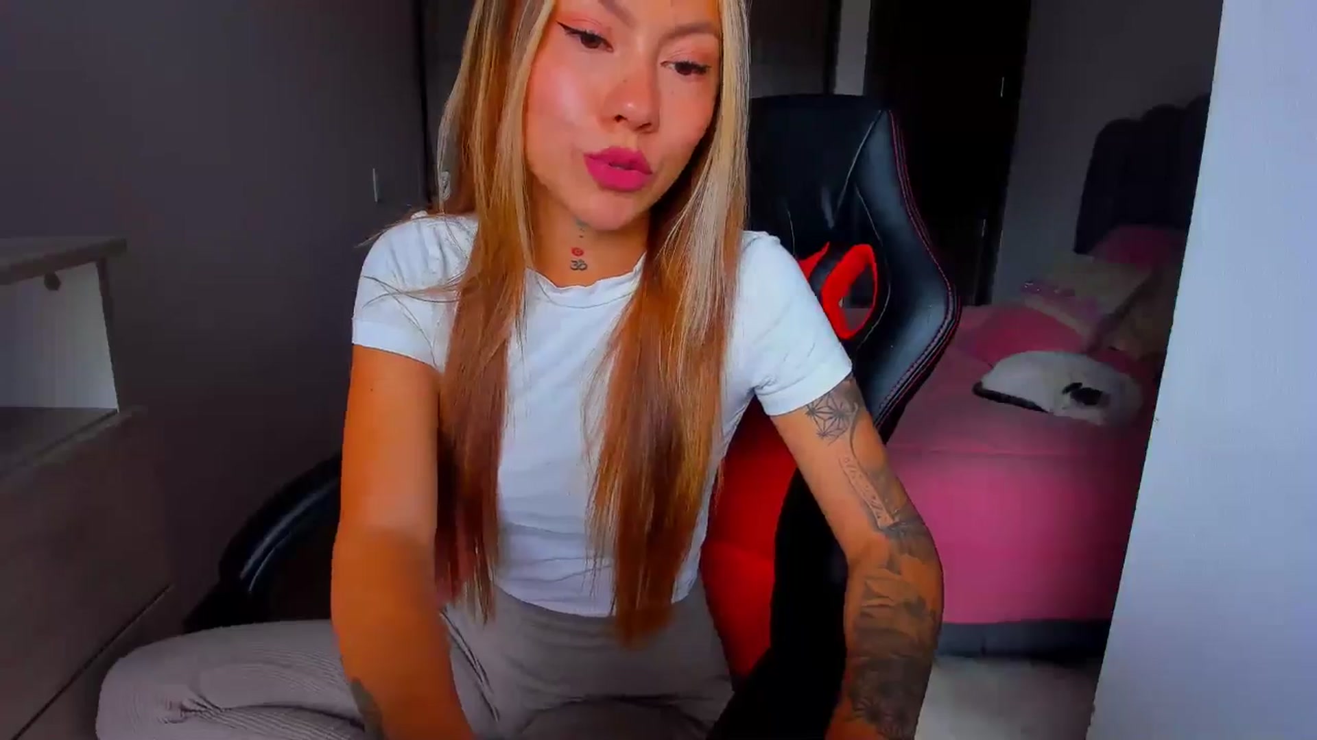 Gallery image thumbnail from Saritaa__'s myfreecams stream on, 10/27/2024, 15:41 image 8 of 20