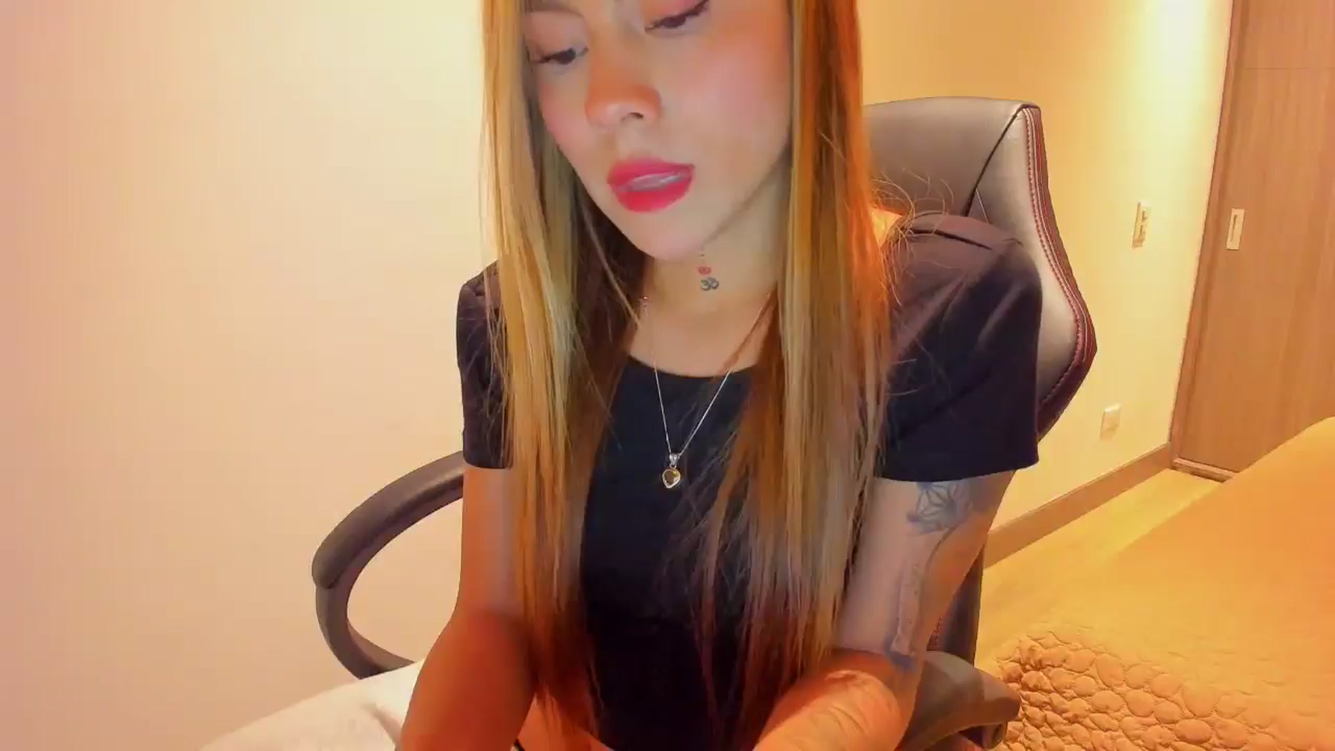 Gallery image thumbnail from Saritaa__'s myfreecams stream on, 04/10/2025, 24:44 image 11 of 20