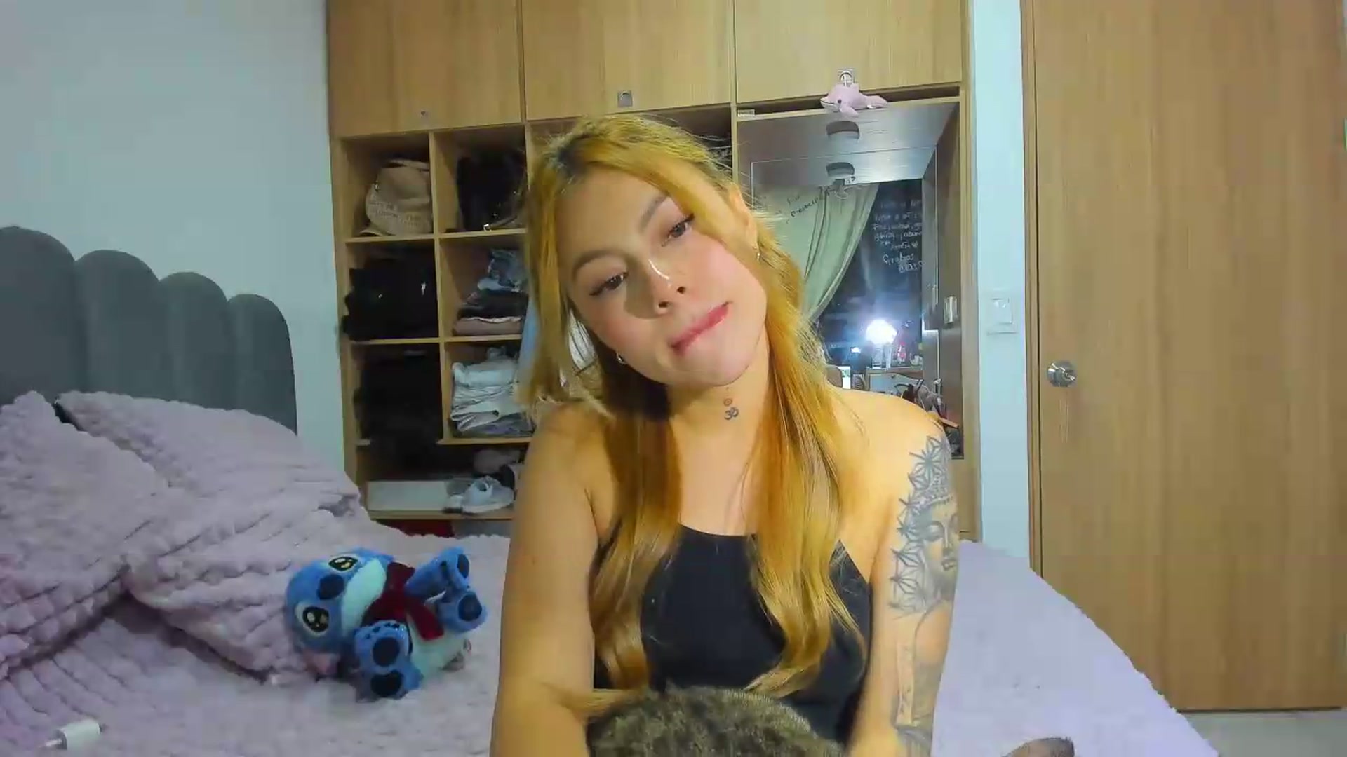 Gallery image thumbnail from Saritaa__'s myfreecams stream on, 05/19/2026, 24:33 image 18 of 20