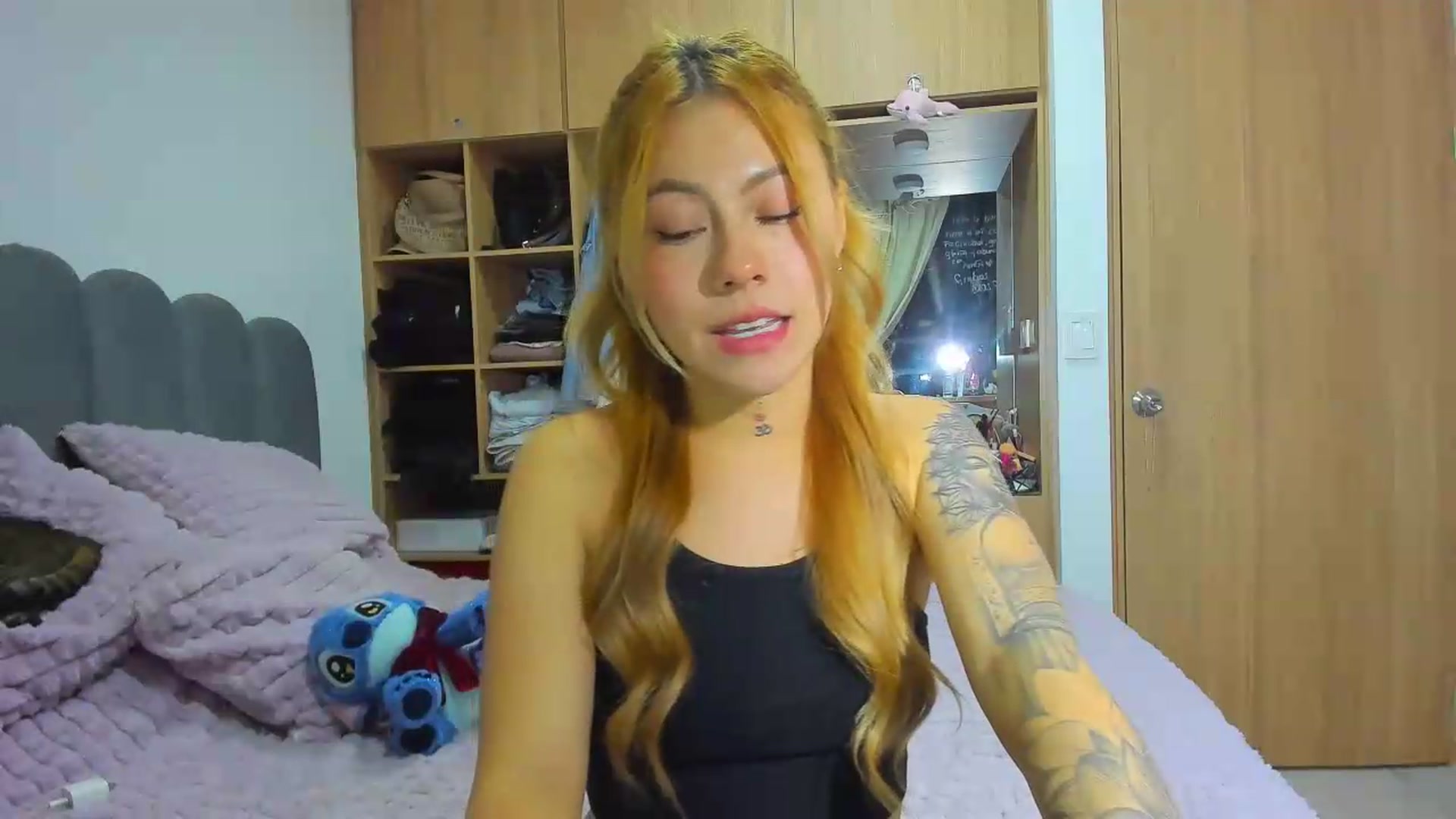 Gallery image thumbnail from Saritaa__'s myfreecams stream on, 05/19/2026, 24:33 image 17 of 20