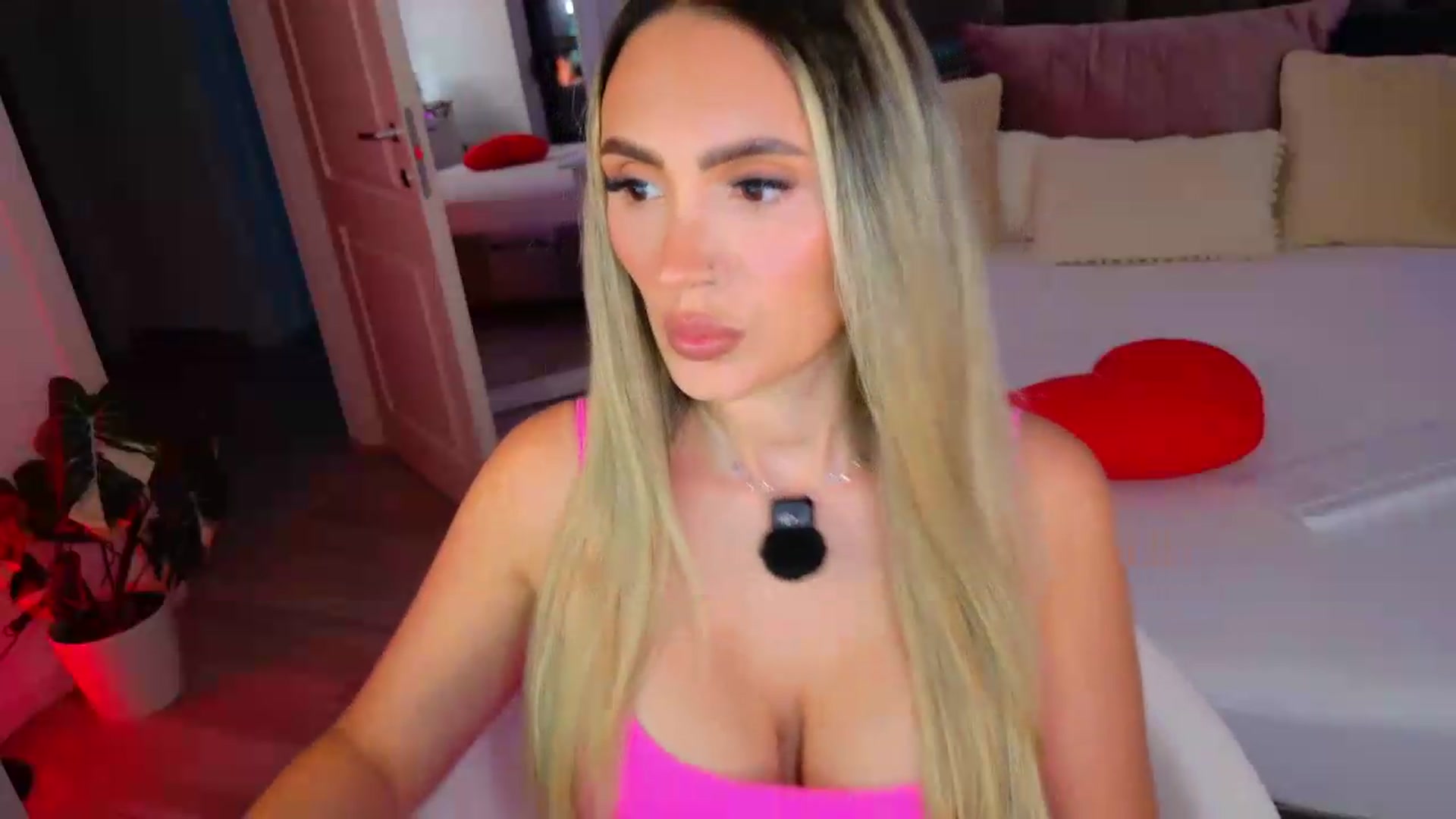 Gallery image thumbnail from SashaElite's myfreecams stream on, 08/05/2026, 20:33 image 4 of 20