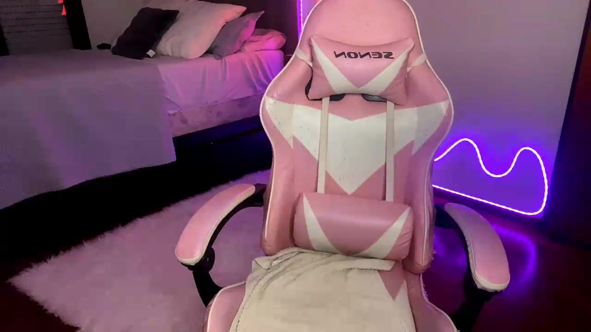 Gallery image thumbnail from SashaEmber's myfreecams stream on, 05/16/2026, 02:14 image 20 of 20