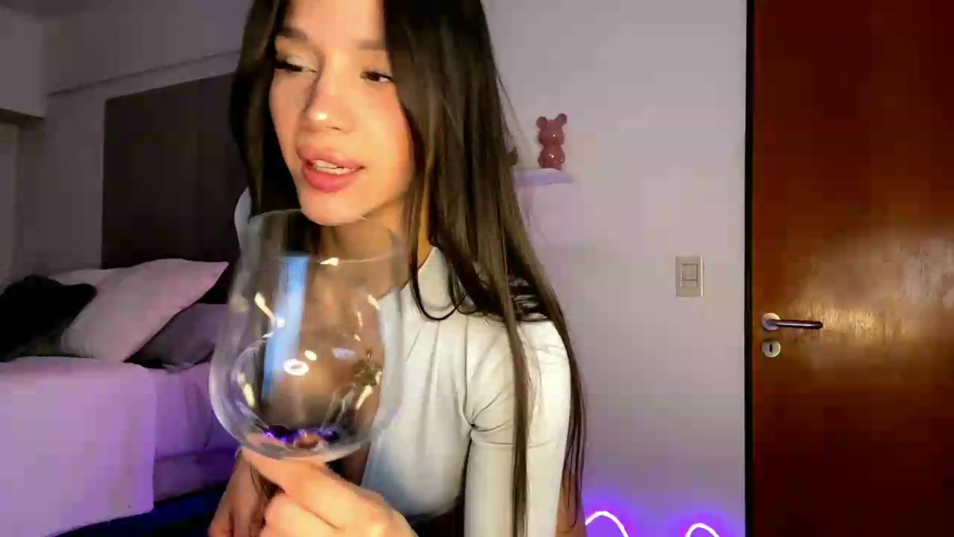 Gallery image thumbnail from SashaEmber's myfreecams stream on, 08/09/2026, 01:45 image 17 of 20